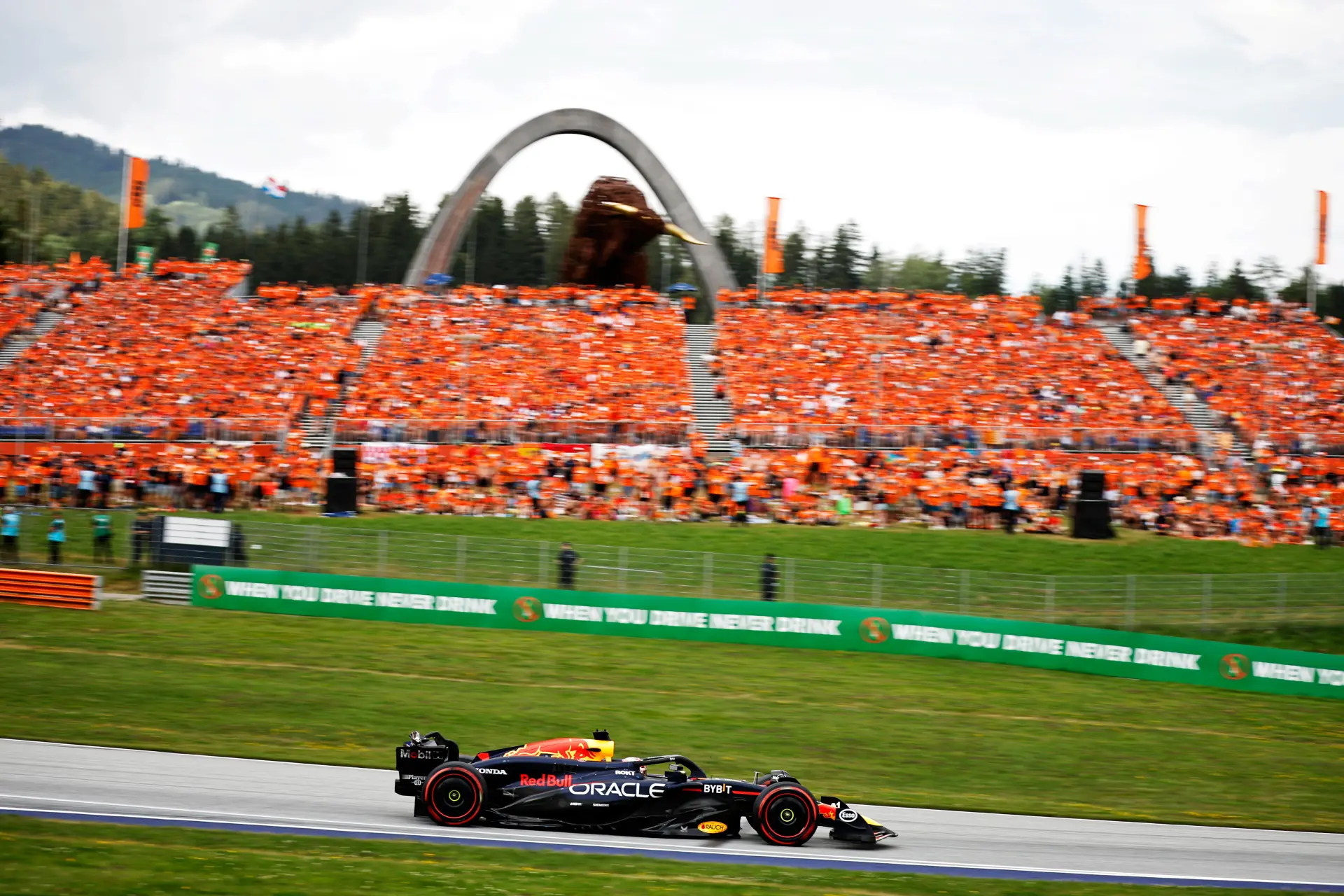 Vertrouwen bij Red  Bull valt niet te ontkennen: 'Zonder crash had Verstappen gewonnen'