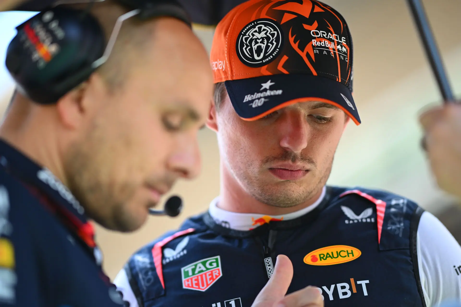 Verstappen plaagt Ferrari: 'Jezus, dit is echt een hele slechte middag'