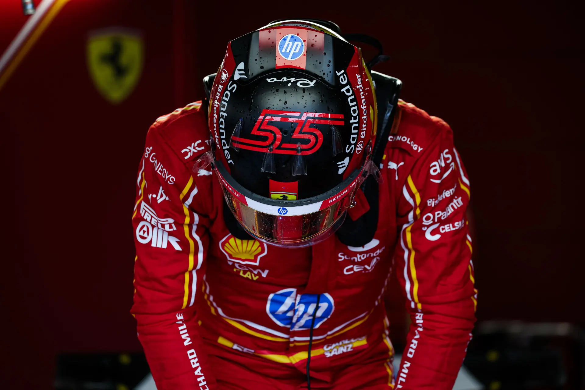 Verslag VT1 | Ferrari schiet uit de Hongaarse startblokken, Verstappen met cruciale test in nieuwe RB20