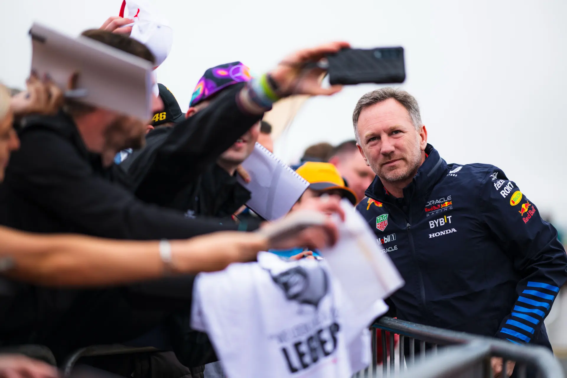 Horner looft Verstappen en is keihard voor Pérez: 'Een briljante ronde van Max, gezien de schade'