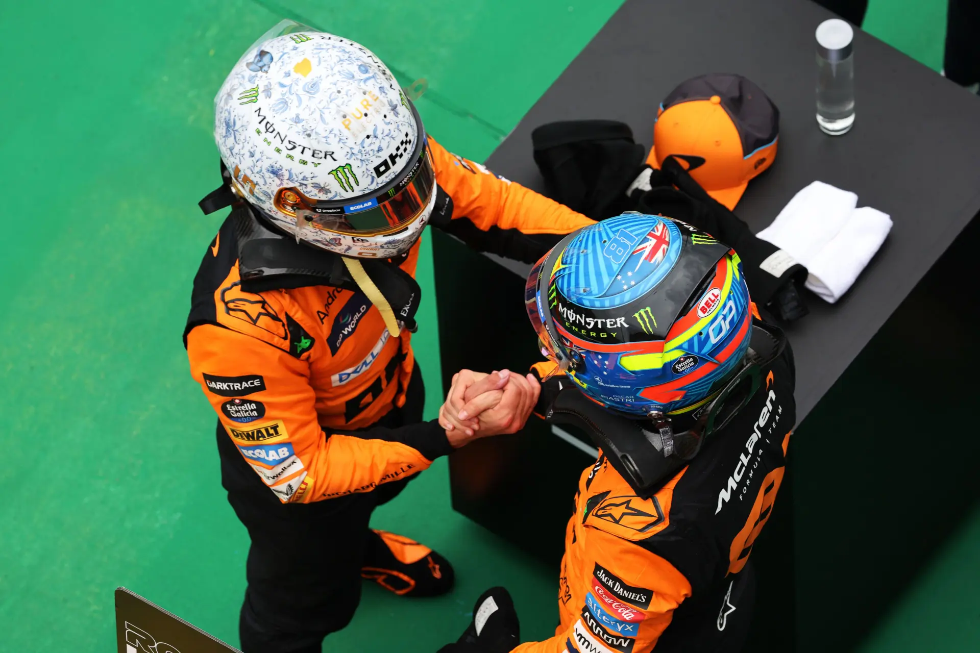 Piastri pakt eerste zege na smeekbede van McLaren, Verstappen verlaat Hongarije met frustraties