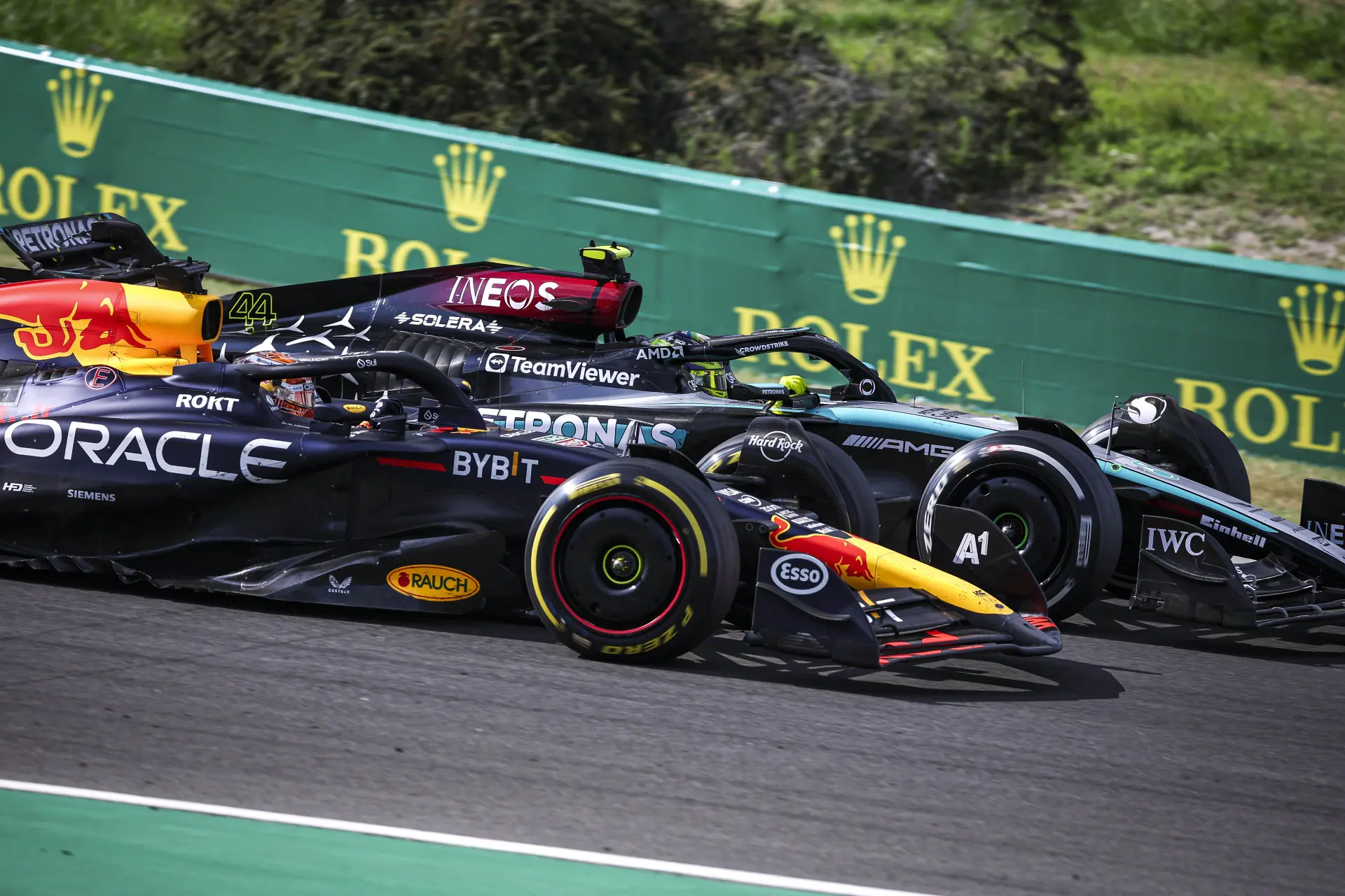Hamilton lacht om Verstappen-opmerking en ziet Mercedes de Red Bull-route inslaan