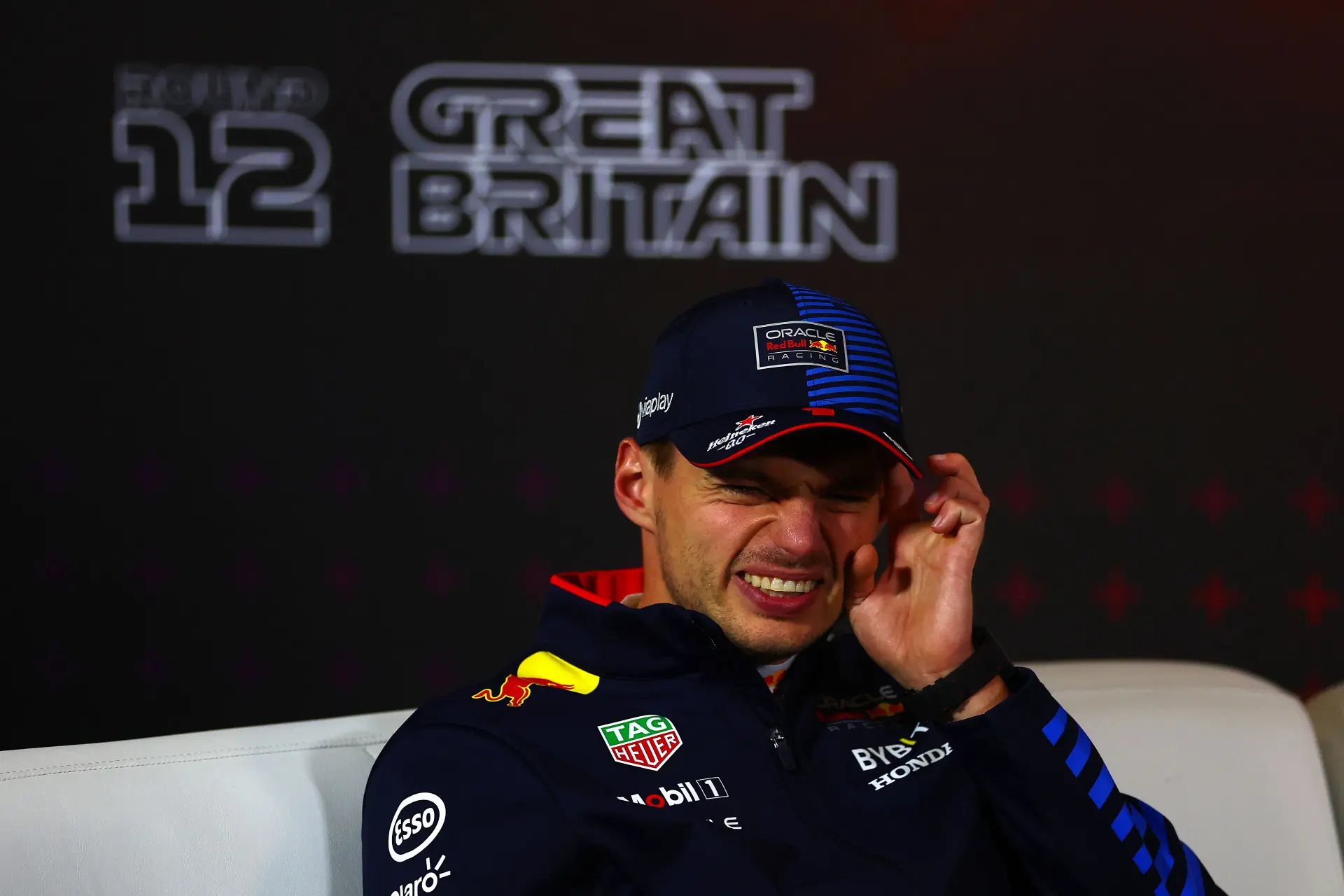 Presentator persconferenties deelt 'blessure' Verstappen: 'Hij stond met zijn handen te schudden'