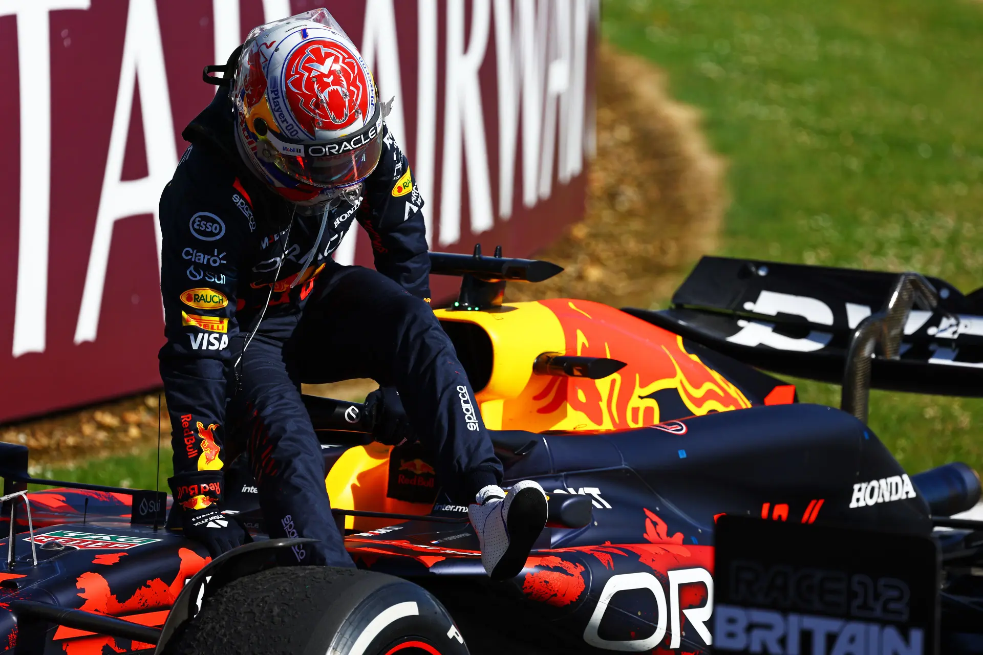 Britse journalist tikt concurrentie op de vingers: 'Ze verslaan Verstappen niet consequent genoeg'