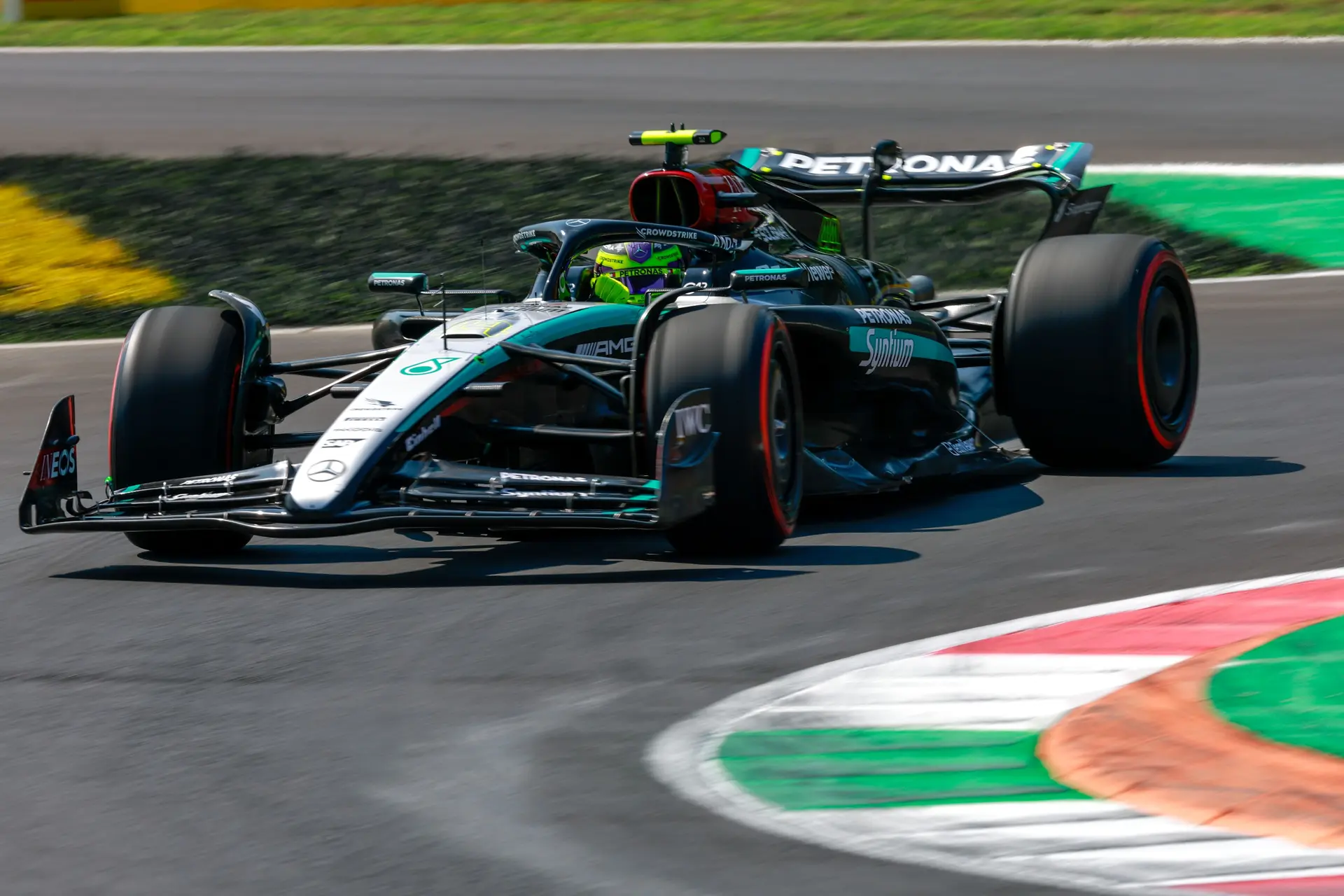 Hamilton wilde dezelfde gok wagen als Leclerc: 'Mijn banden werden steeds slechter'