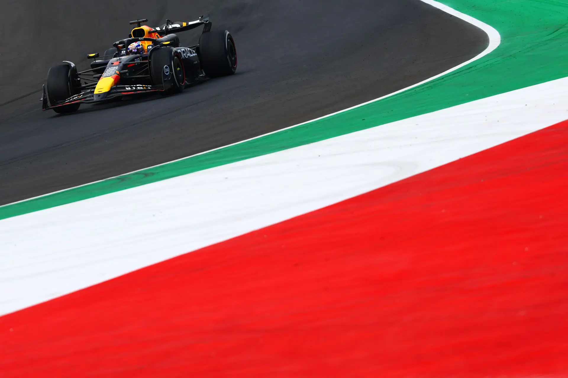 De race van Verstappen | Verstappen sloeg uit frustratie op zijn stuur: 'F*ck, man!'