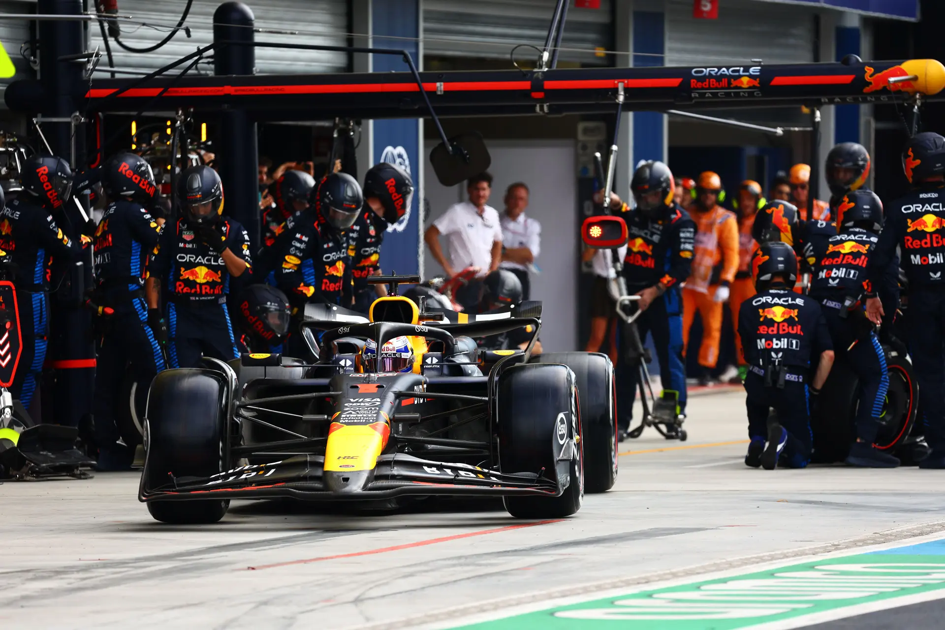 Strateeg bouwt letterlijk Verstappen-factor in: 'Je bouwt een andere inhaalmoeilijkheid in'