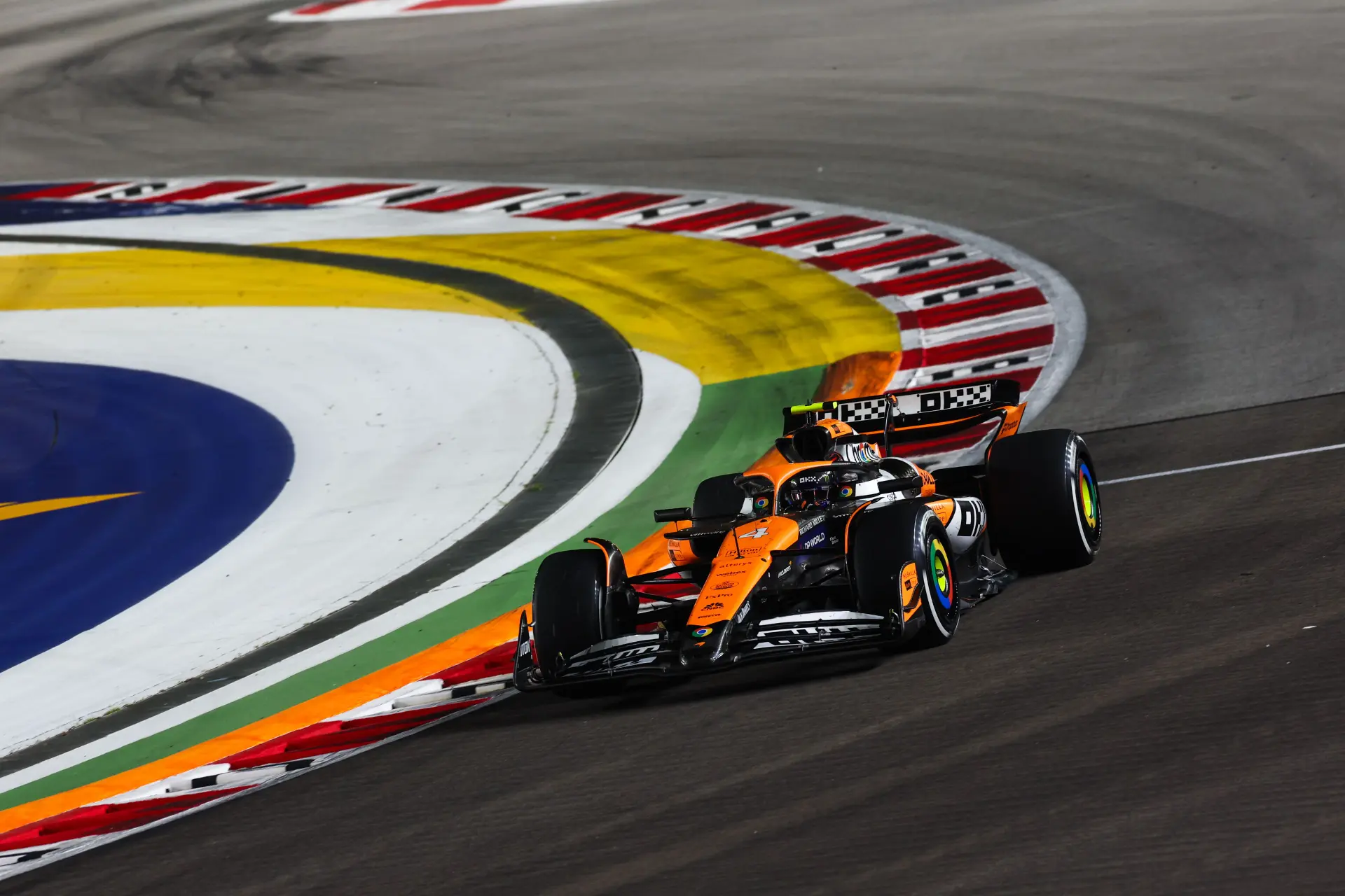 Norris ondanks knullige fouten dominante winnaar in Singapore, Verstappen maximaliseert