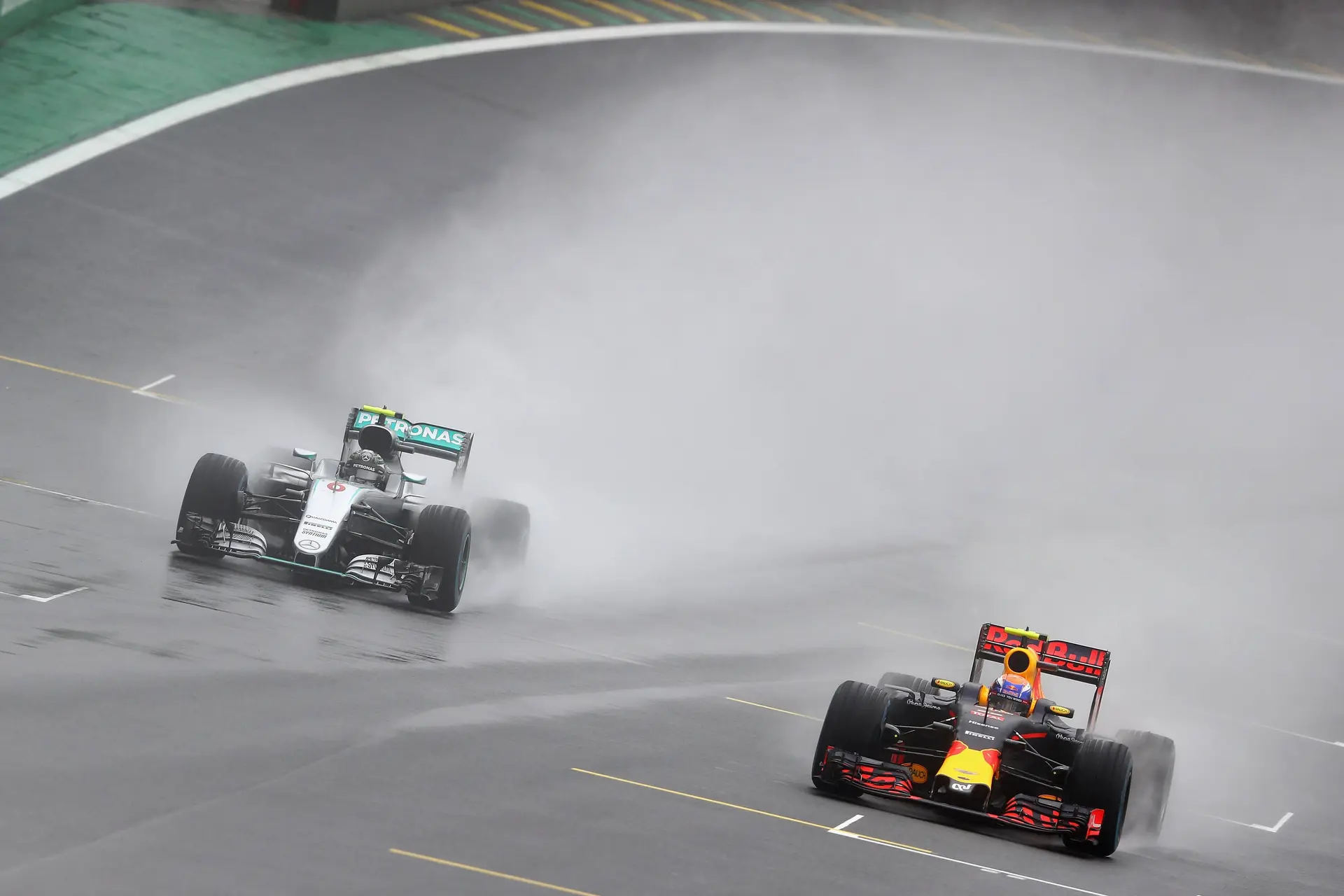 Kwalificatie na regenbuien uitgesteld tot zondagochtend, rampscenario dreigt voor Verstappen
