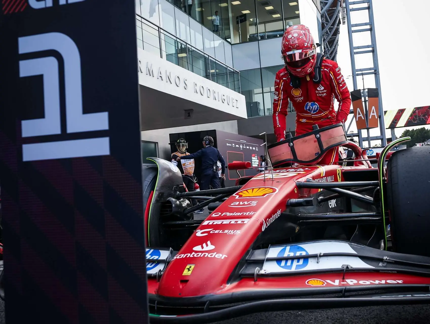 Verstappen zwaar bestraft in controversieel duel met Norris, Ferrari slaat toe