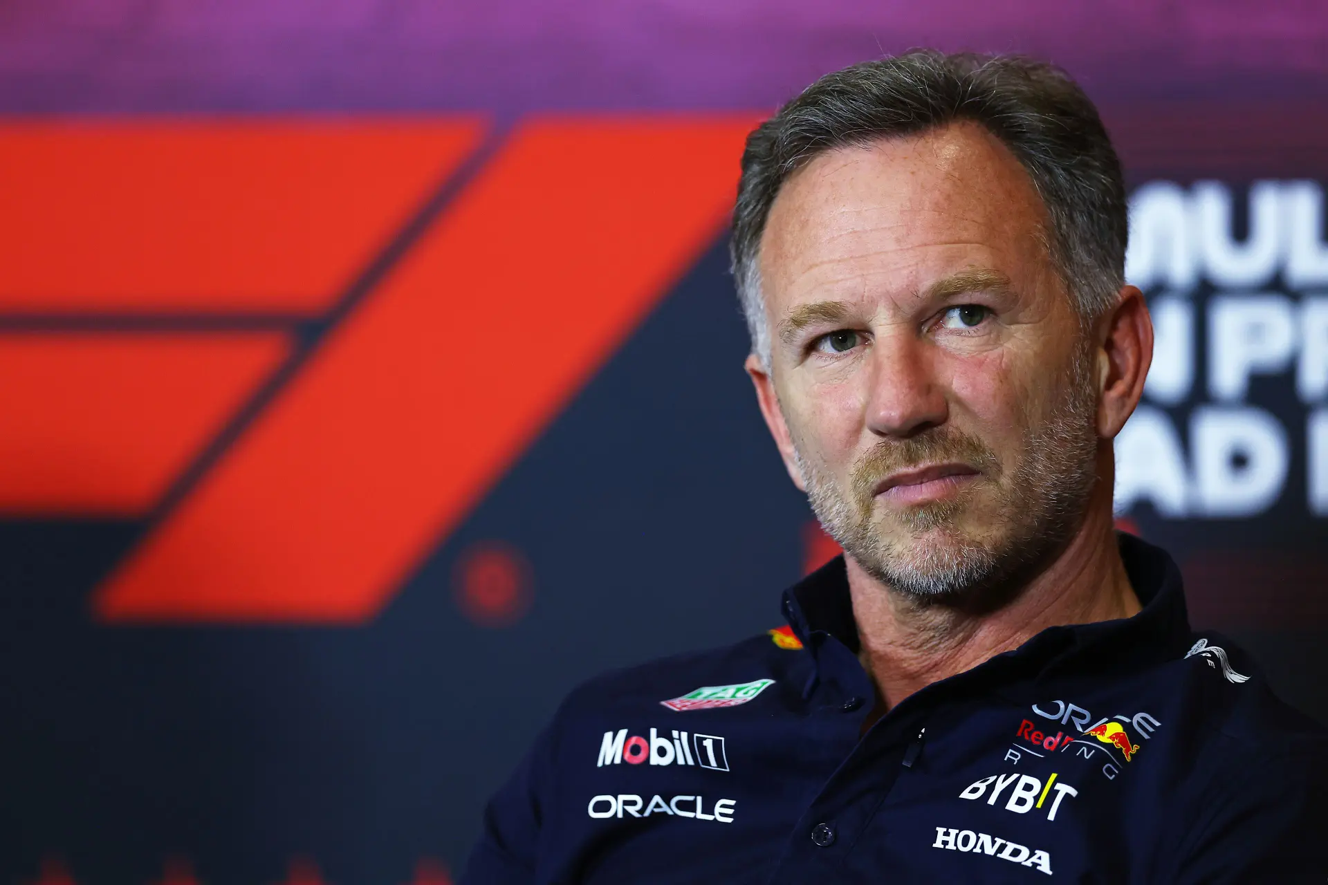 Horner spuwt vuur na dubbele straf: 'Op welk punt gaat een divebomb oké zijn?'