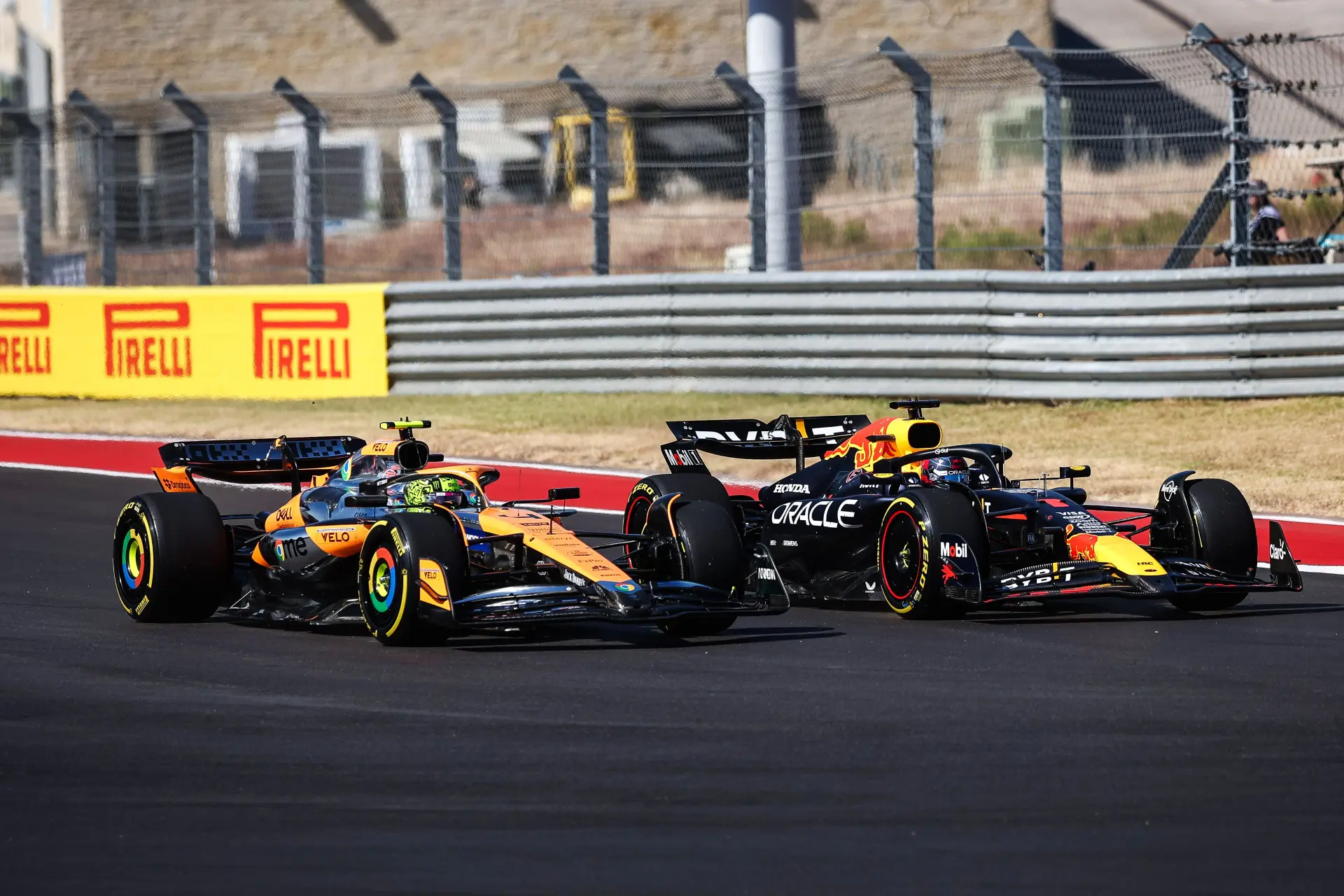 De race van Verstappen | Engineer van Norris doet alsof zijn neus bloedt: 'Weet niet echt waarom dat zo is'