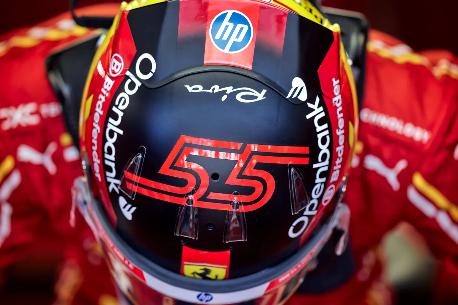 Verstappen in grote problemen in Mexico, Sainz zet Ferrari bovenaan
