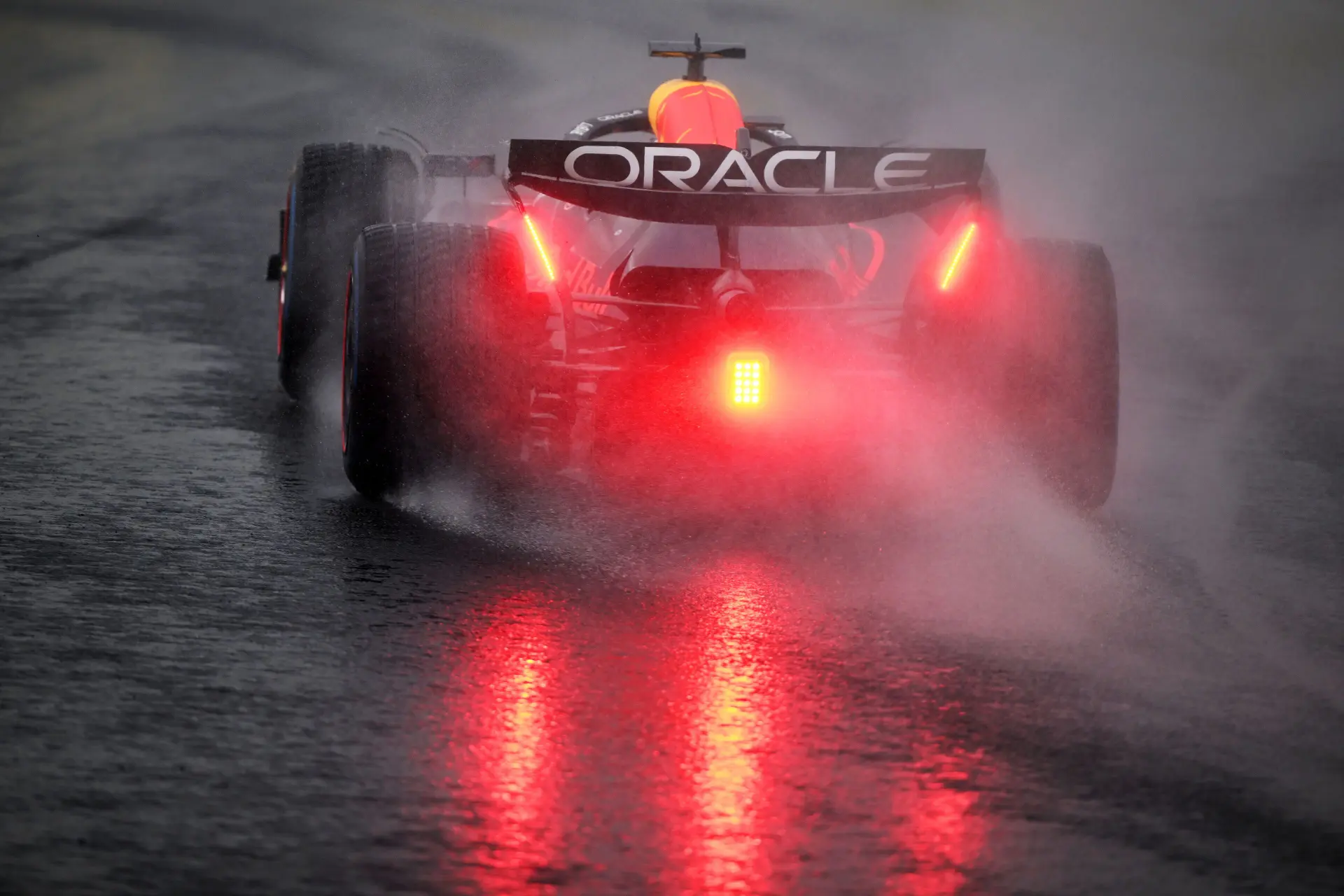 F1TV-analist geeft Verstappen gelijk en kruist vingers: 'Ware test van een kampioen'