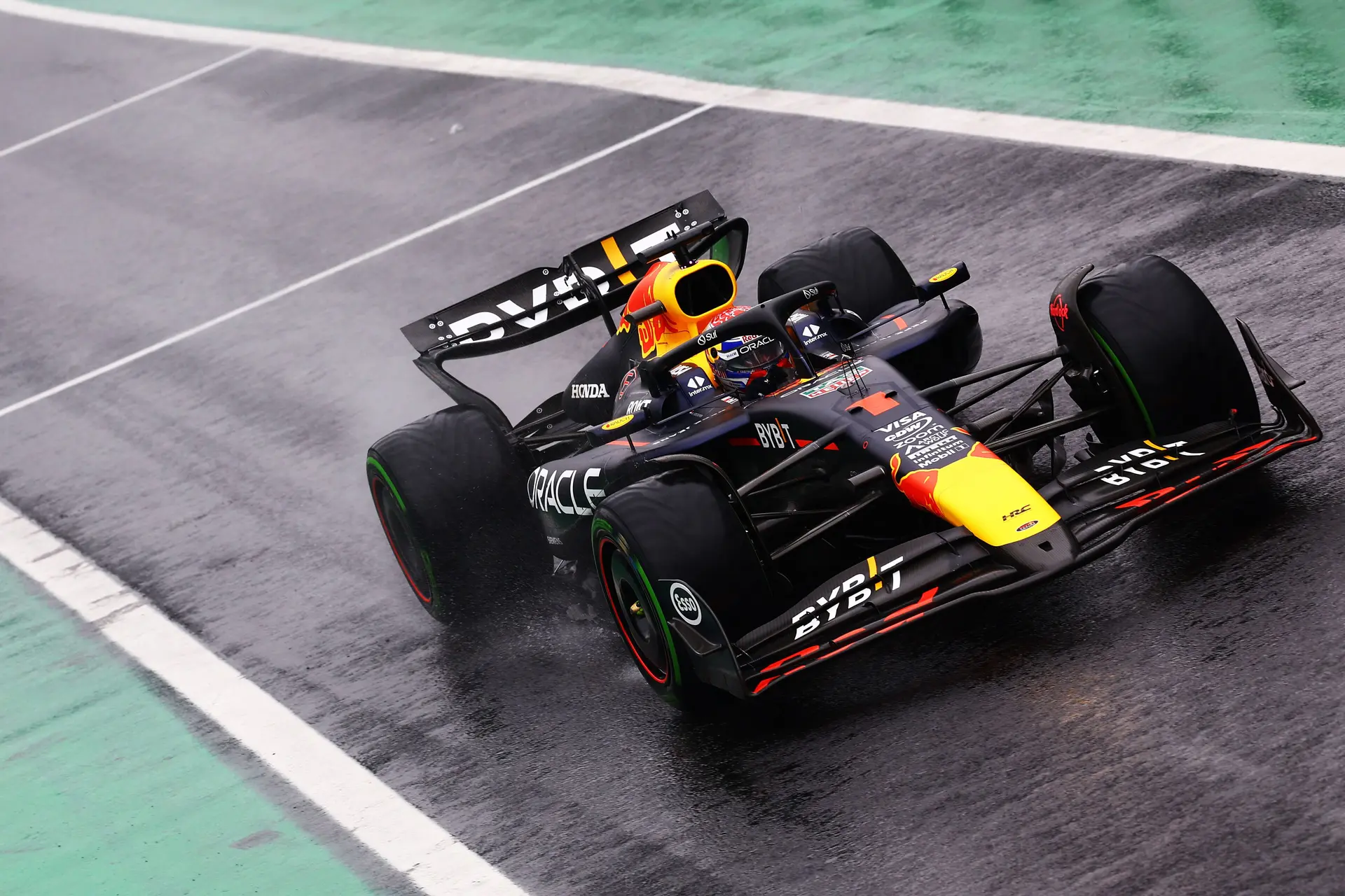 Verstappen briljant in Braziliaans waterballet, Norris met fout op P6 bij dubbel Alpine-podium
