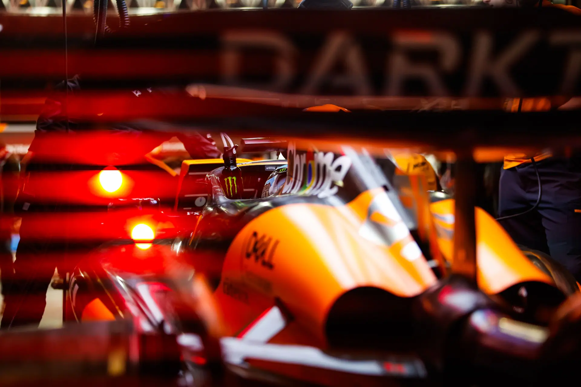 Piastri wint sprintzege na cadeautje Norris, Verstappen komt veel snelheid tekort