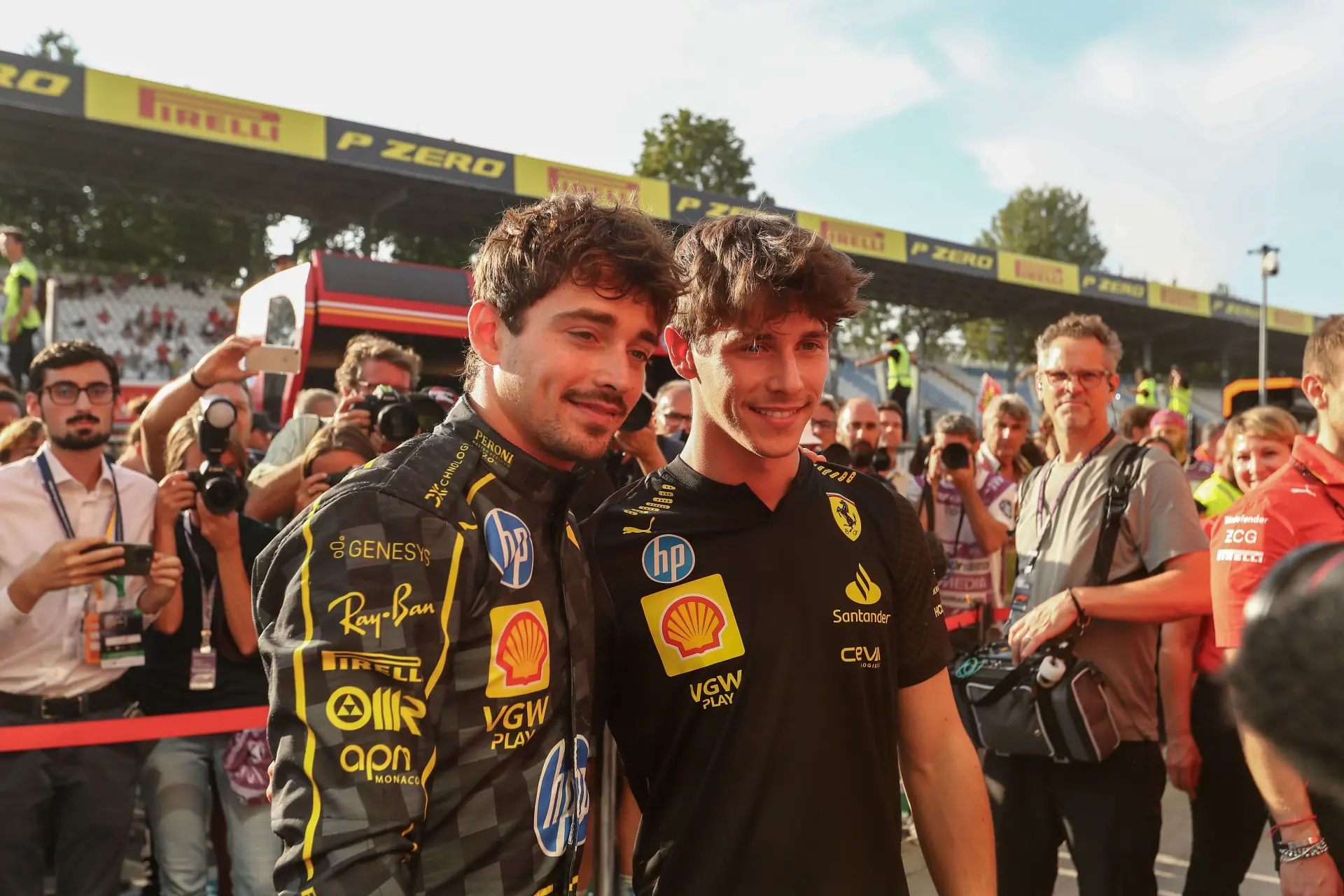 Broers Leclerc zorgen voor verwarring bij Ferrari: 'Ik kon niet horen wie er aan het woord was'