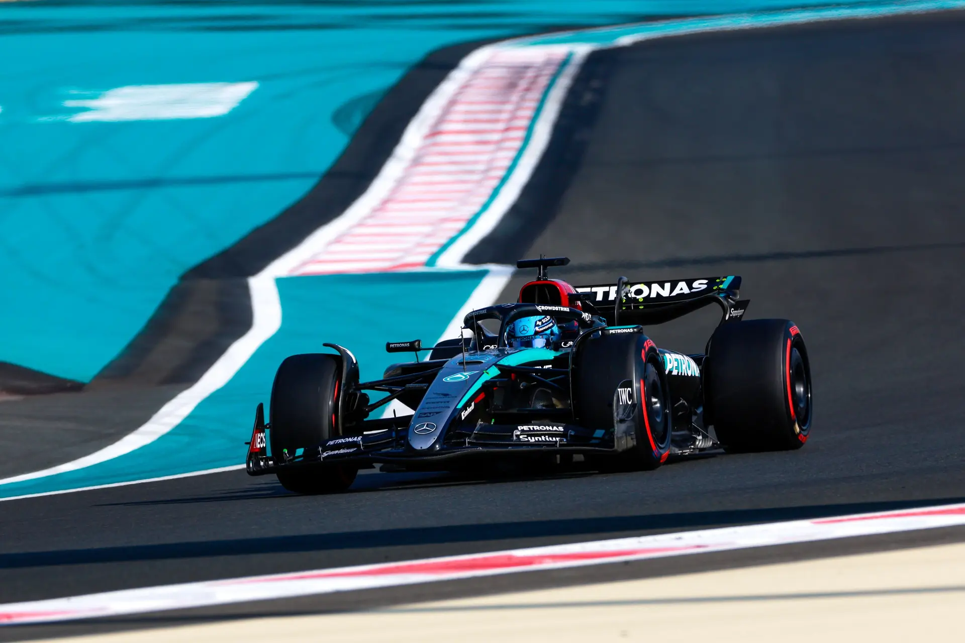 Russell uit enorme bewondering voor Hamilton: 'Niet enkel de beste coureur aller tijden'