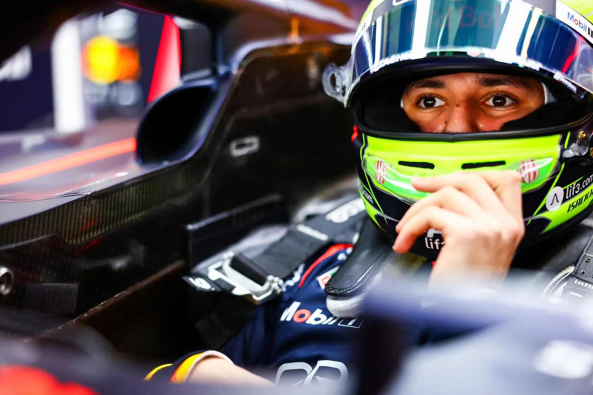Hadjar: 'Hamilton, Alonso, Verstappen naast je... Dan denk je: shit, wat doe ik hier?'