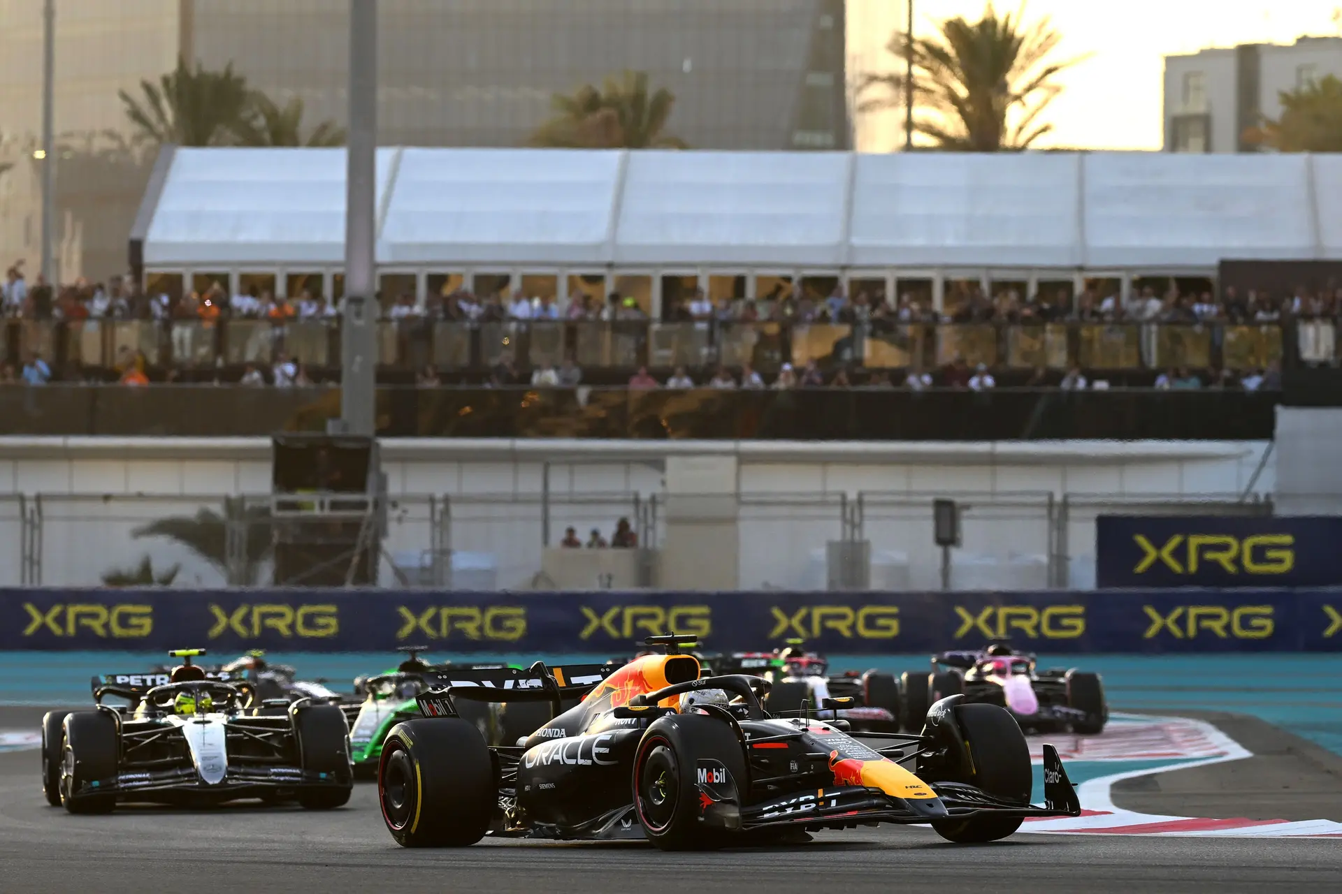 Internationale media zagen Verstappen bijna Ferrari helpen: 'Hij was weer Mad Max'