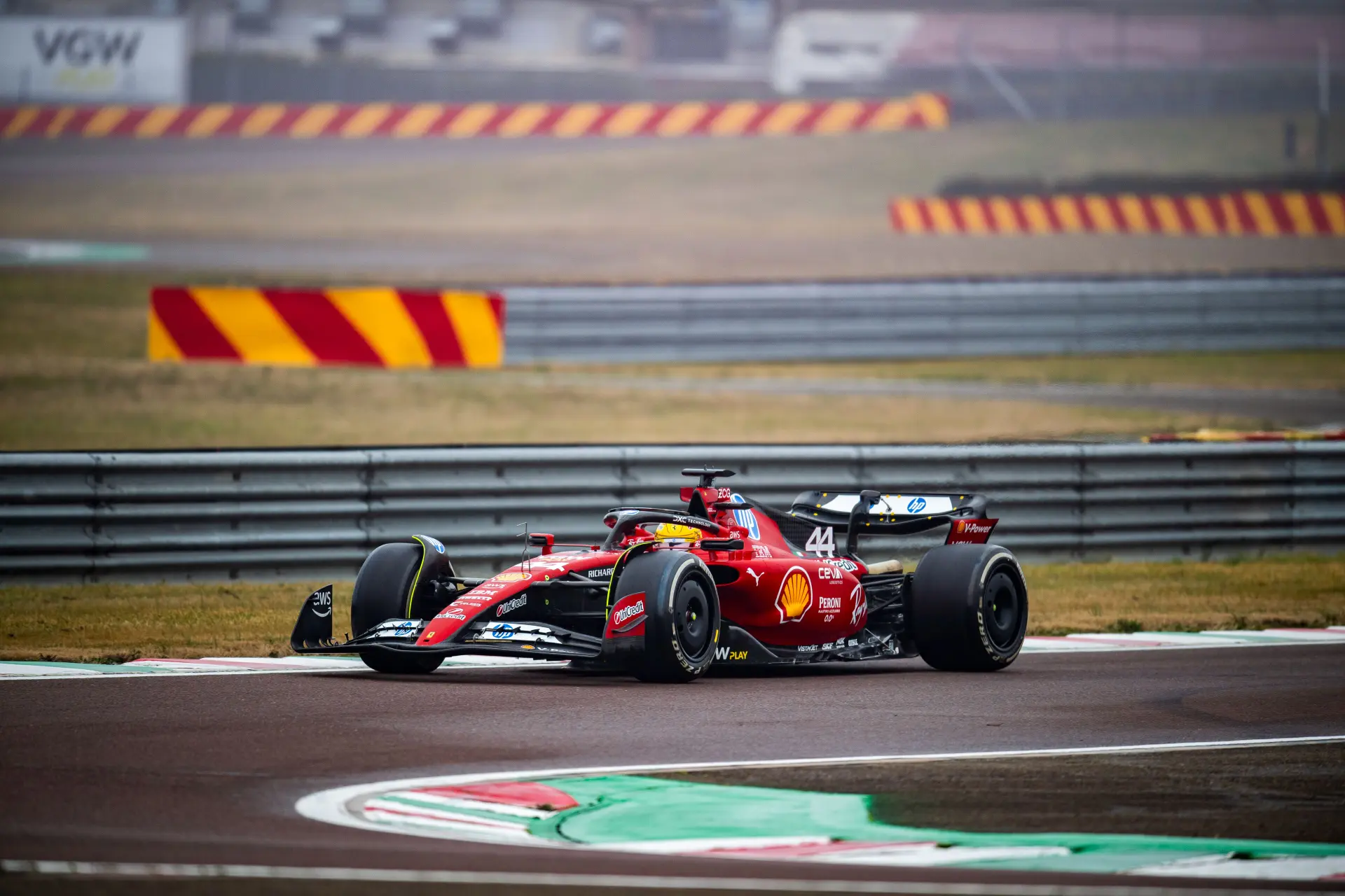 Problemen voor Ferrari: Hamilton crasht tijdens testdag in Barcelona, testprogramma moet op de schop
