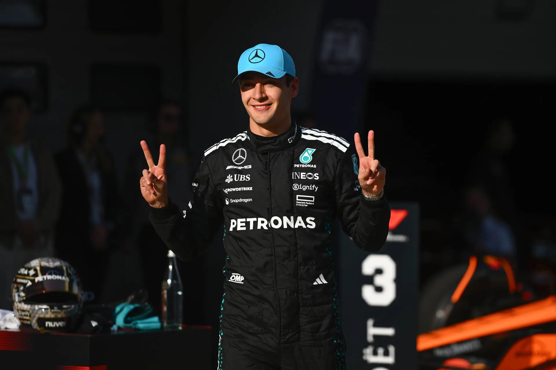Russell lacht om boete Albon: 'Dat is minder dan de poep van Sainz!'