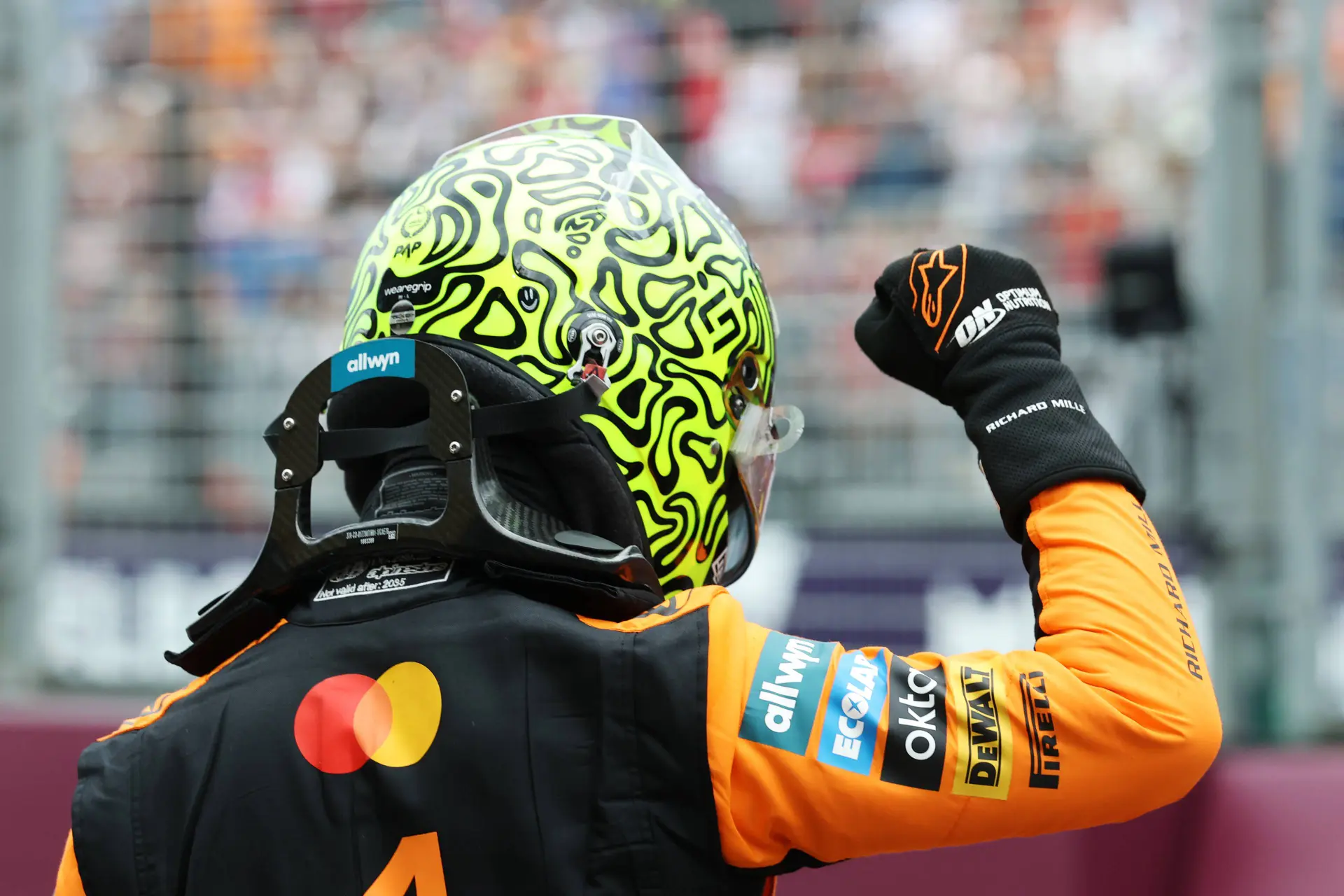 Verslag VT1 | Norris toont spierballen, Verstappen breekt snelste ronde af