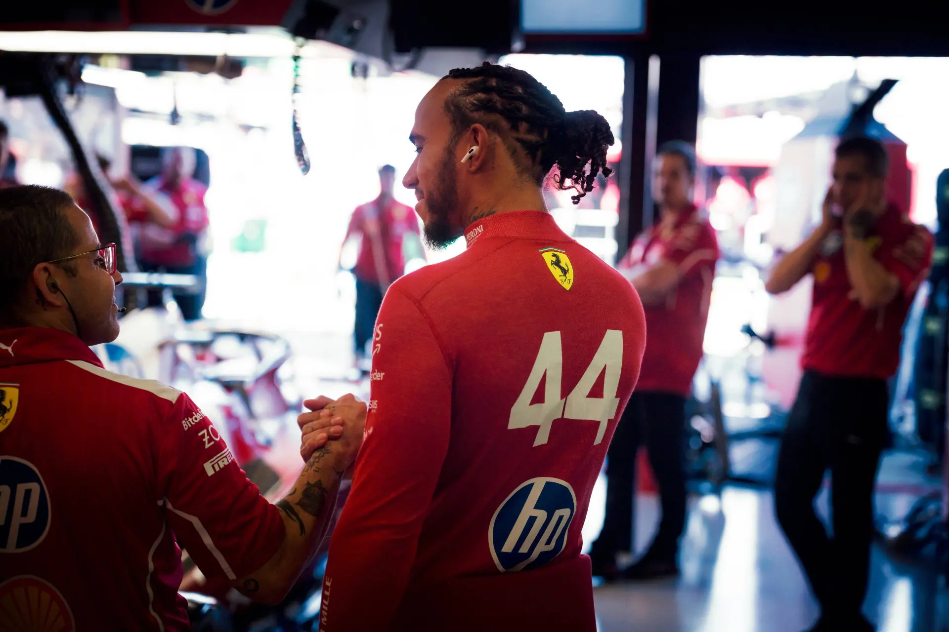 Hamilton geschrokken van Ferrari: 'Niet verwacht dat we er zo ver naast zouden zitten'