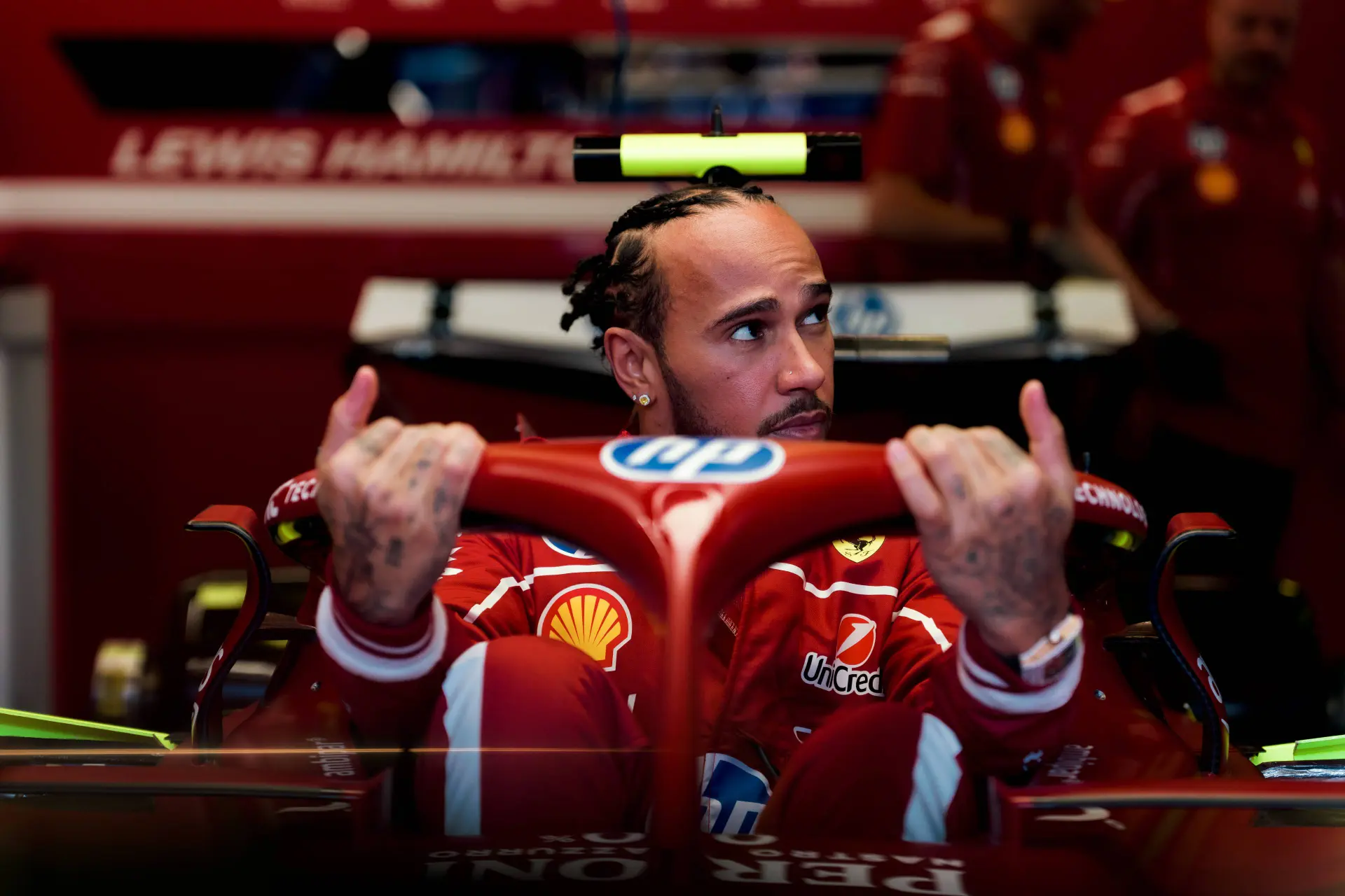 Hamilton houdt verwachtingen laag: 'Moet de auto nog leren kennen, maar zeg nooit nooit'