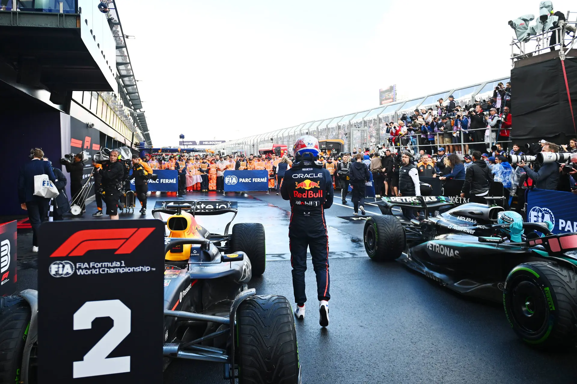 De race van Verstappen | Lambiase schreeuwde nog net niet van de stress: 'Nú, nú naar binnen!'