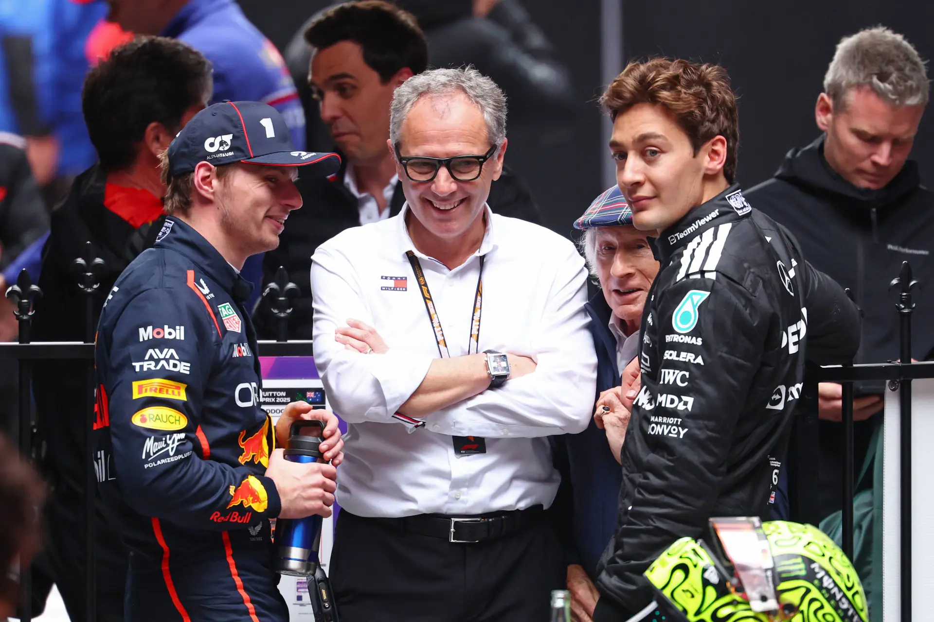 Russell lacht om strijd met Verstappen en spreekt van bewuste actie: 'We zijn niet achterlijk'