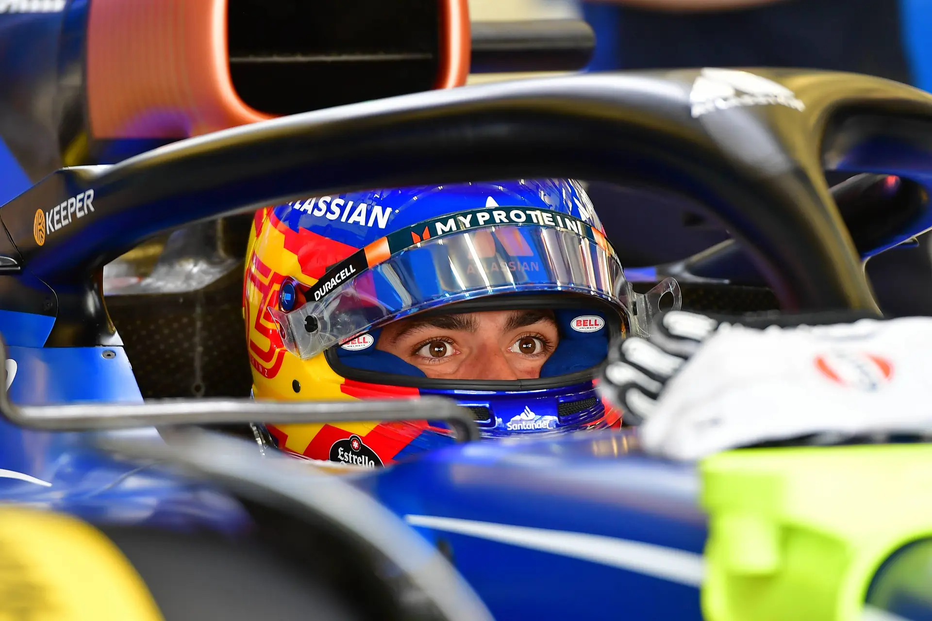 Sainz gaat opzettelijk in de fout tijdens persconferentie, fikse boete dreigt