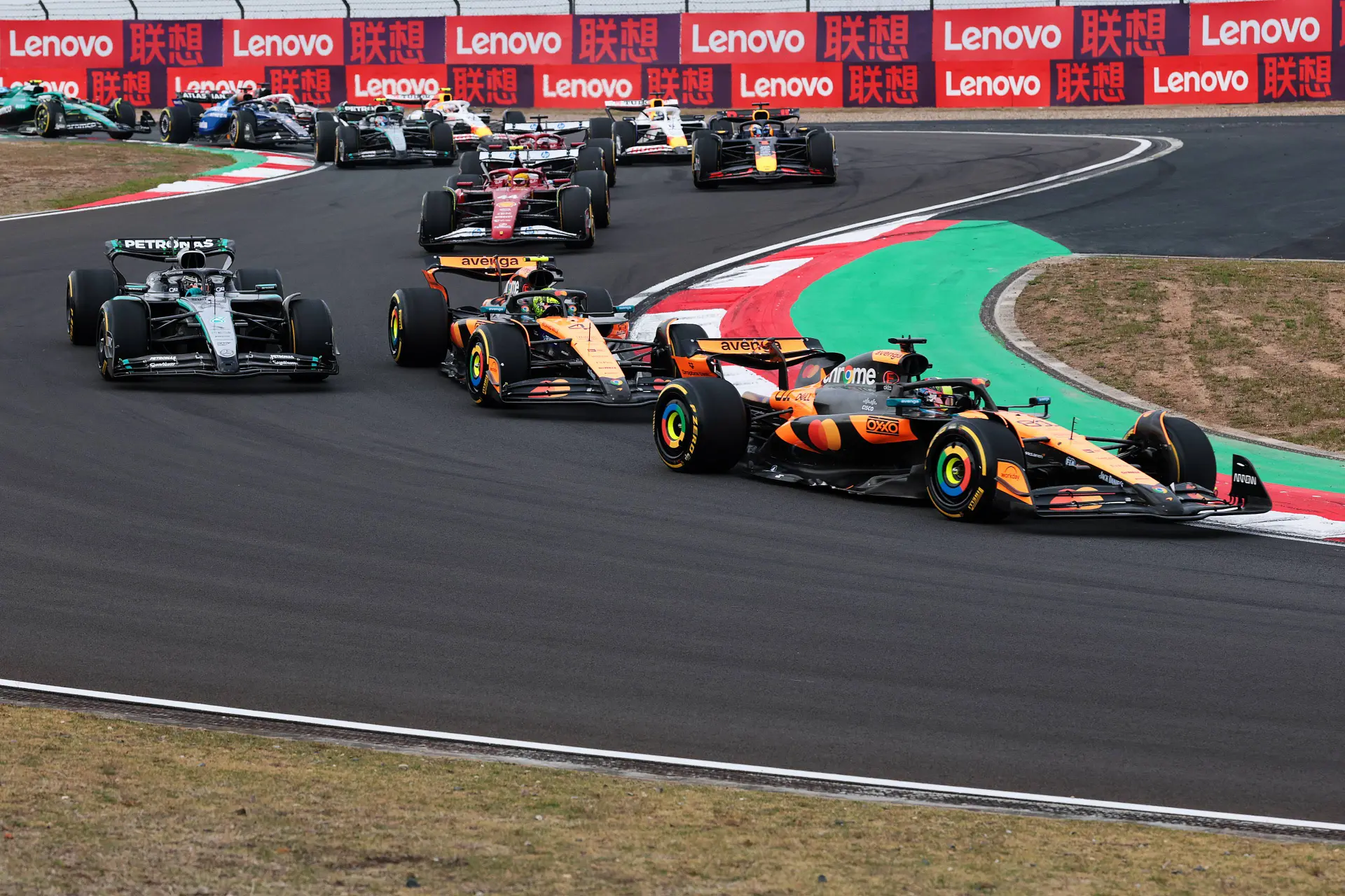 Viaplay-analisten kritisch op Russells verdedigingswerk: 'Bij Verstappen had 'ie het nooit gehaald'