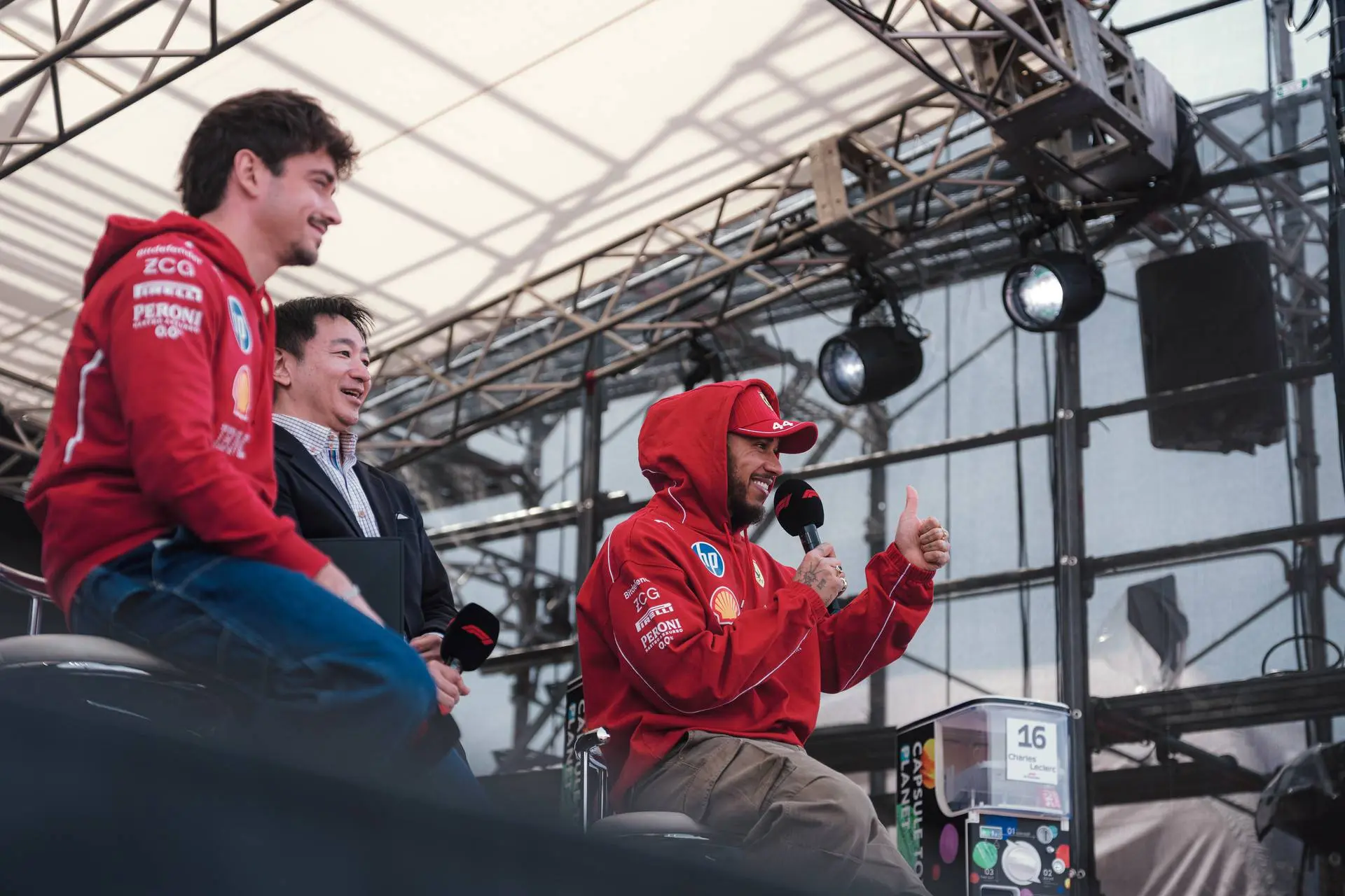 Leclerc hoopt op podiumplaats: 'Zal gaan tussen Mercedes, mijzelf en Verstappen'