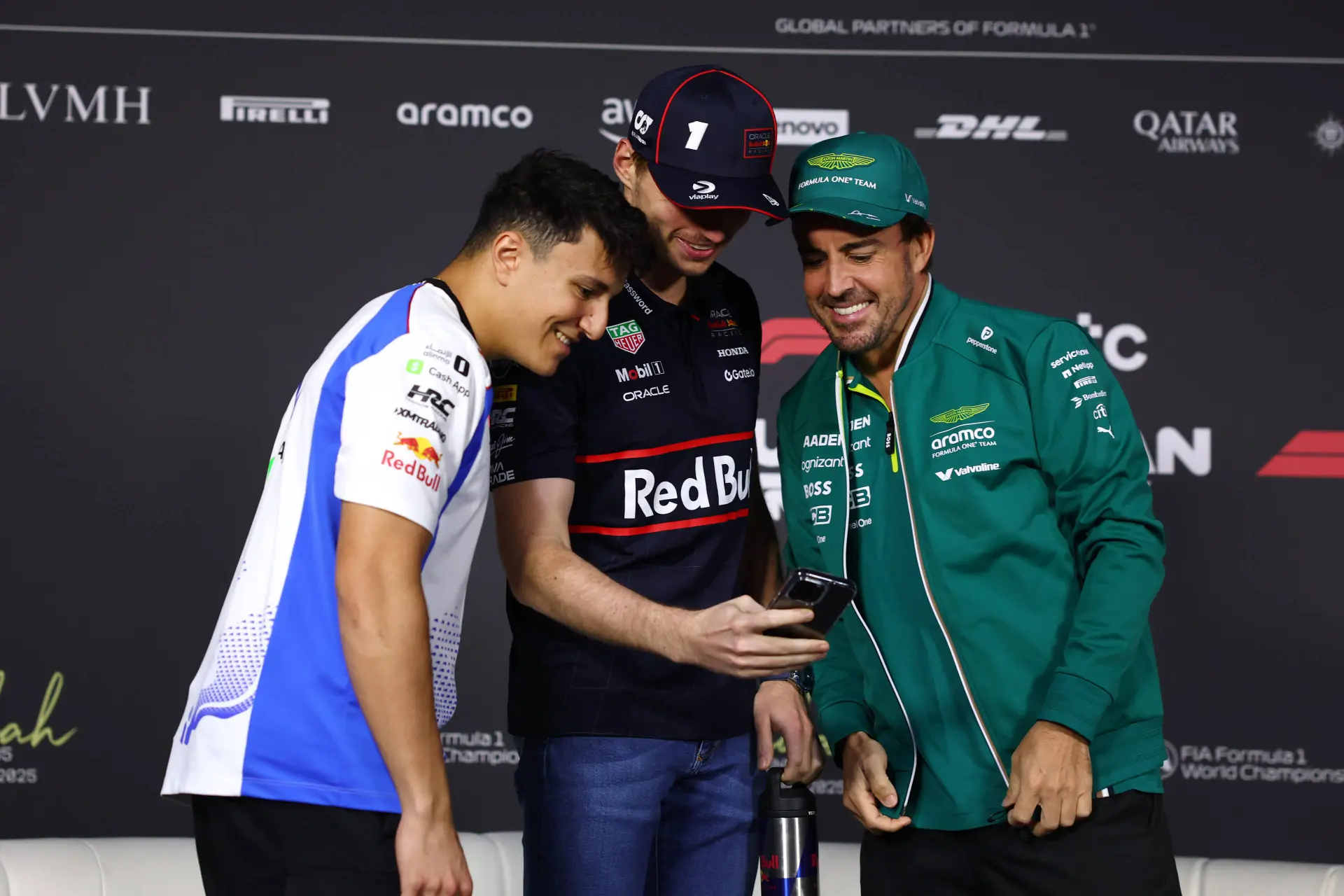 Hadjar weet dat hij er nog niet klaar voor is: 'Ik ben wel benieuwd hoe het is naast Verstappen'