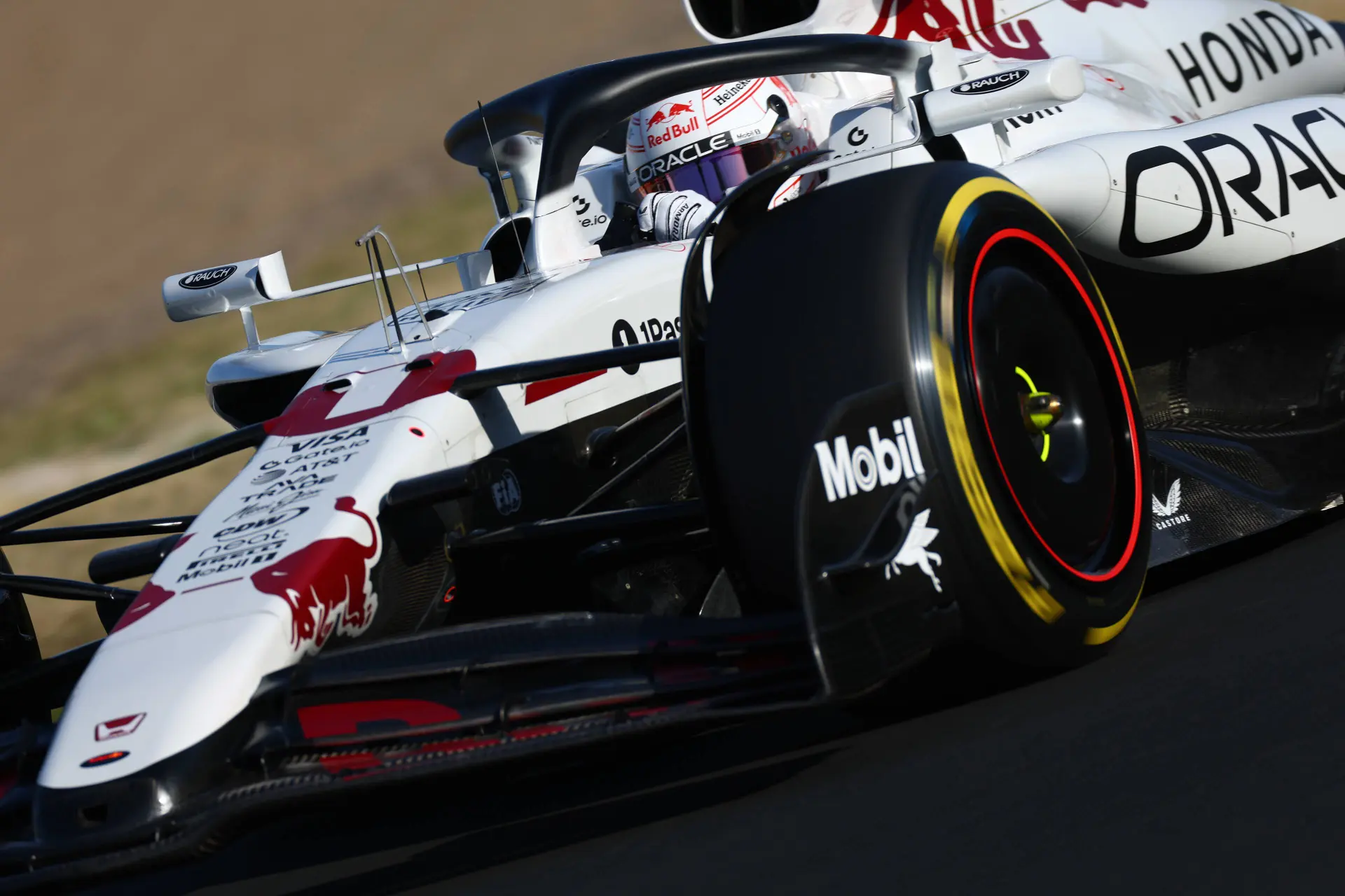 Windsor kijkt met open mond naar Verstappen: 'Hij gaat 20 km/u sneller met een mindere auto'