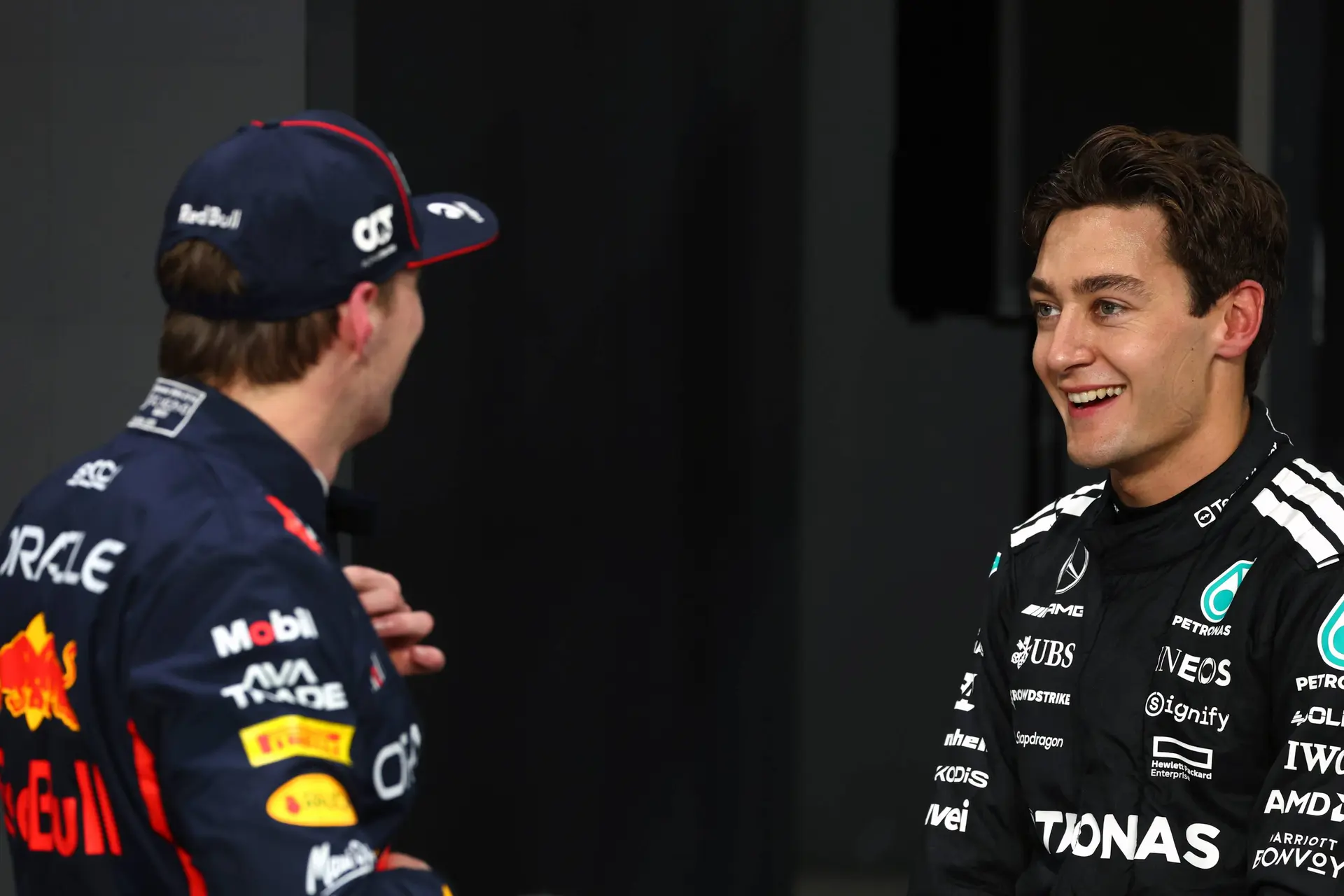 Russell jaloers op uitje van Verstappen: 'Helpt wel als je een privévliegtuig hebt'