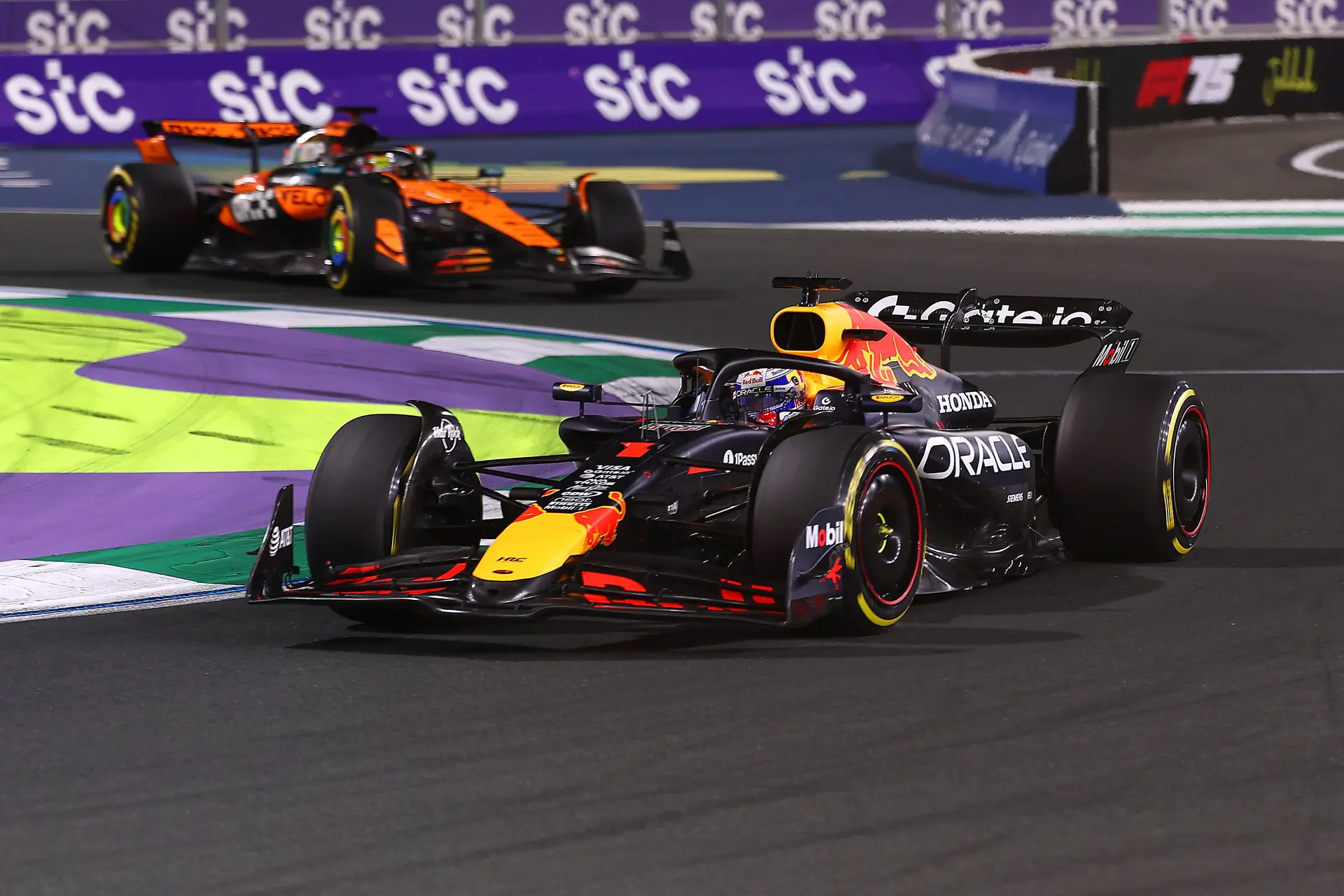 Verstappen oogst lof voor briljante herstart: 'Hem maak je niet gek, Piastri verpest het'