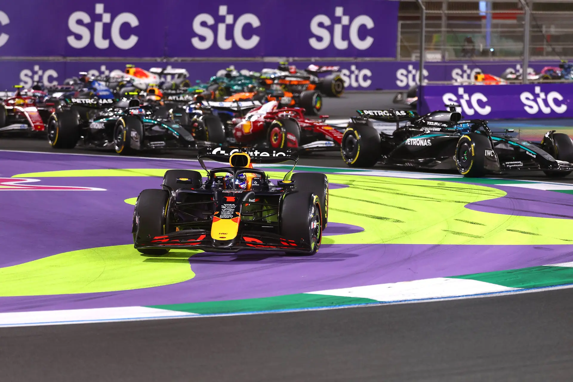 Gevecht met Hamilton in Saoedi-Arabië 2021 aangehaald: 'Toen deed Verstappen hetzelfde, nietwaar?'