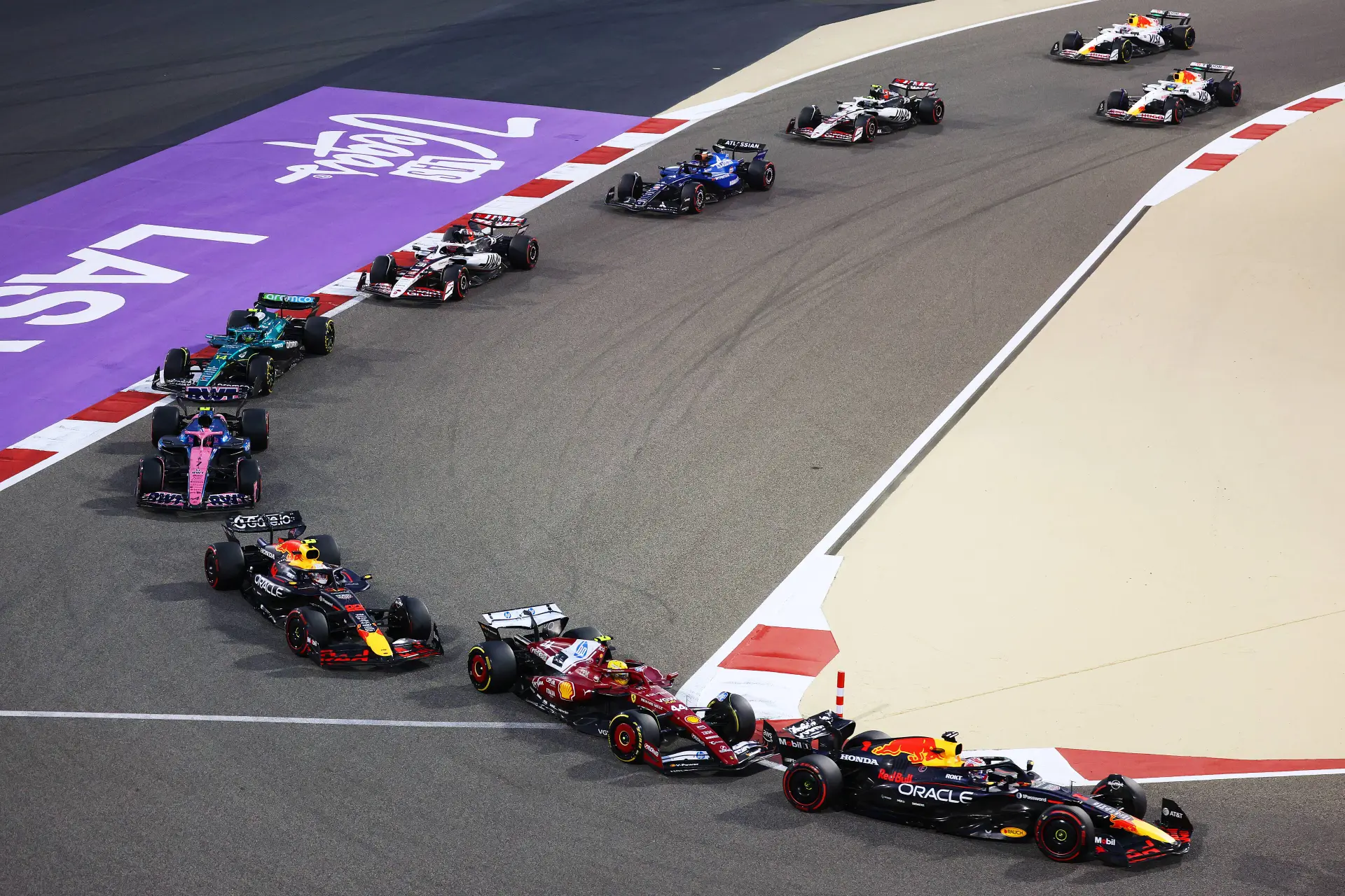 Boordradio's GP Bahrein | Problemen bij pitstop Red Bull: 'Het licht knipperde geel!'
