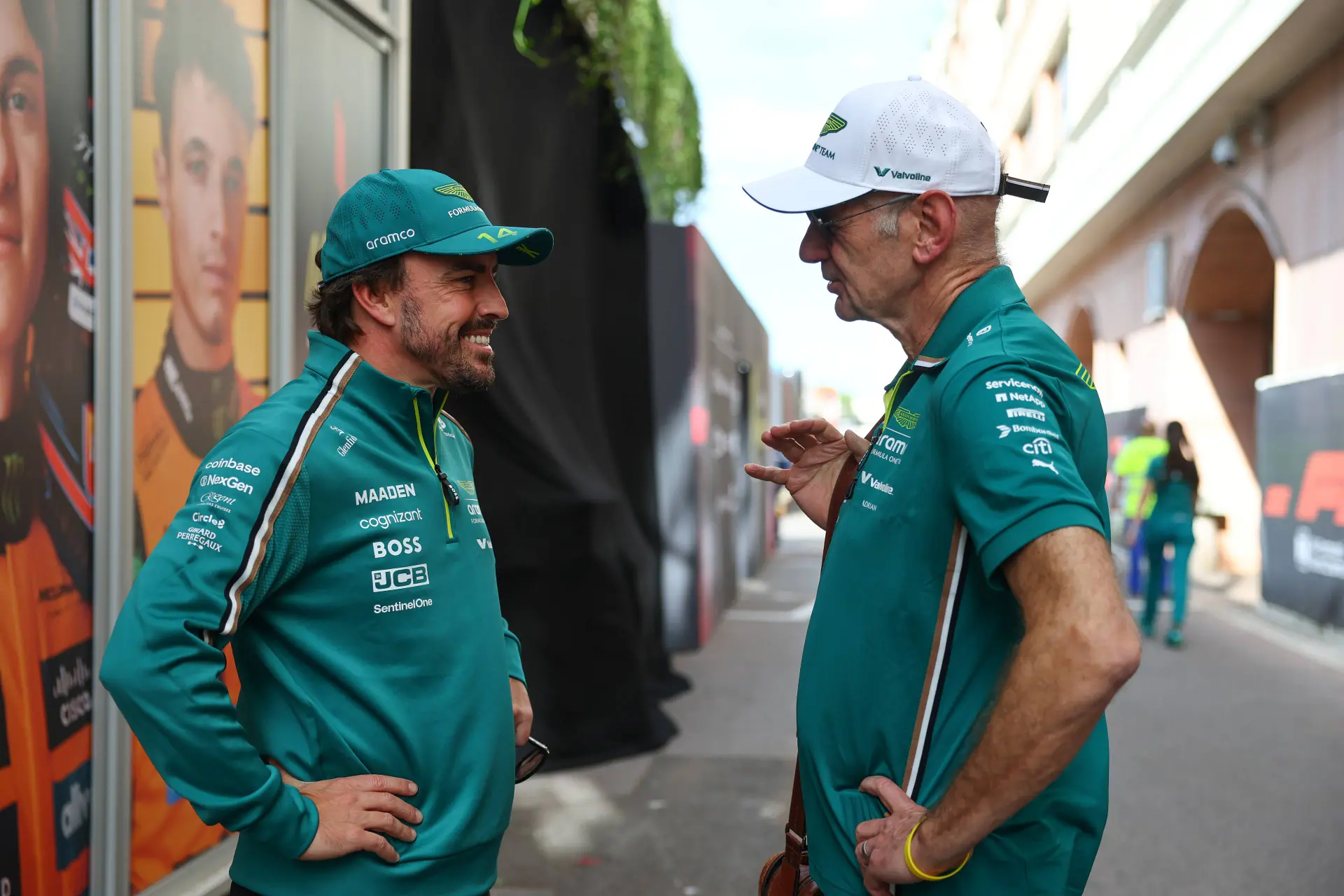 Alonso vestigt hoop op voormalig Red Bull-kopstuk: 'We leren allemaal van hem'