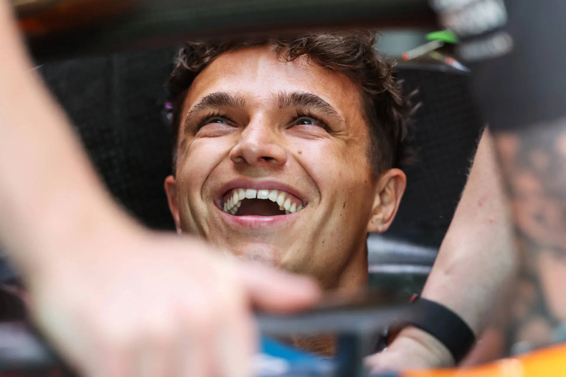 Norris houdt stand in schaakspel, Verstappen verliest leiding met pitstop in laatste ronde