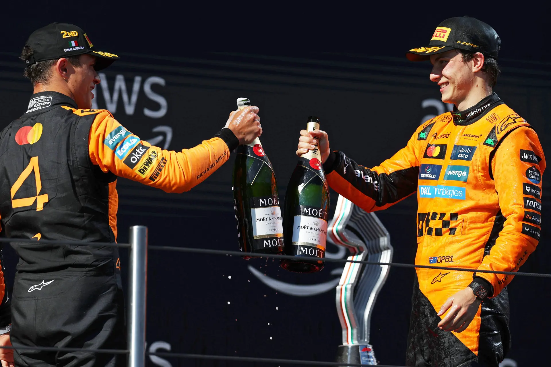 McLaren pakt dubbelzege in Spanje, Verstappen valt ver terug na straf voor bewuste actie