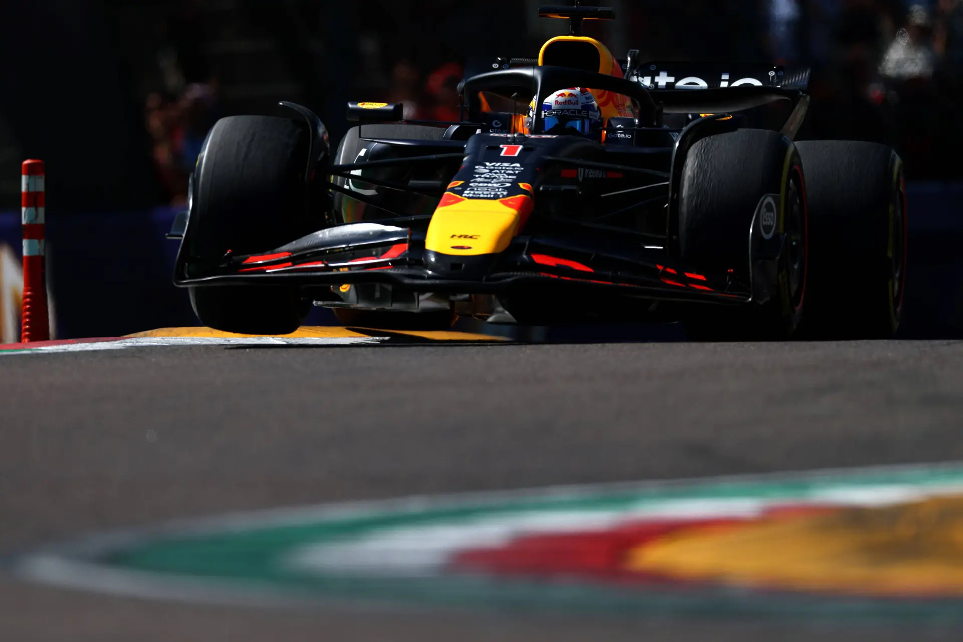 Verstappen pakt kwartet aan zeges in Imola, spektakelstuk komt Piastri duur te staan