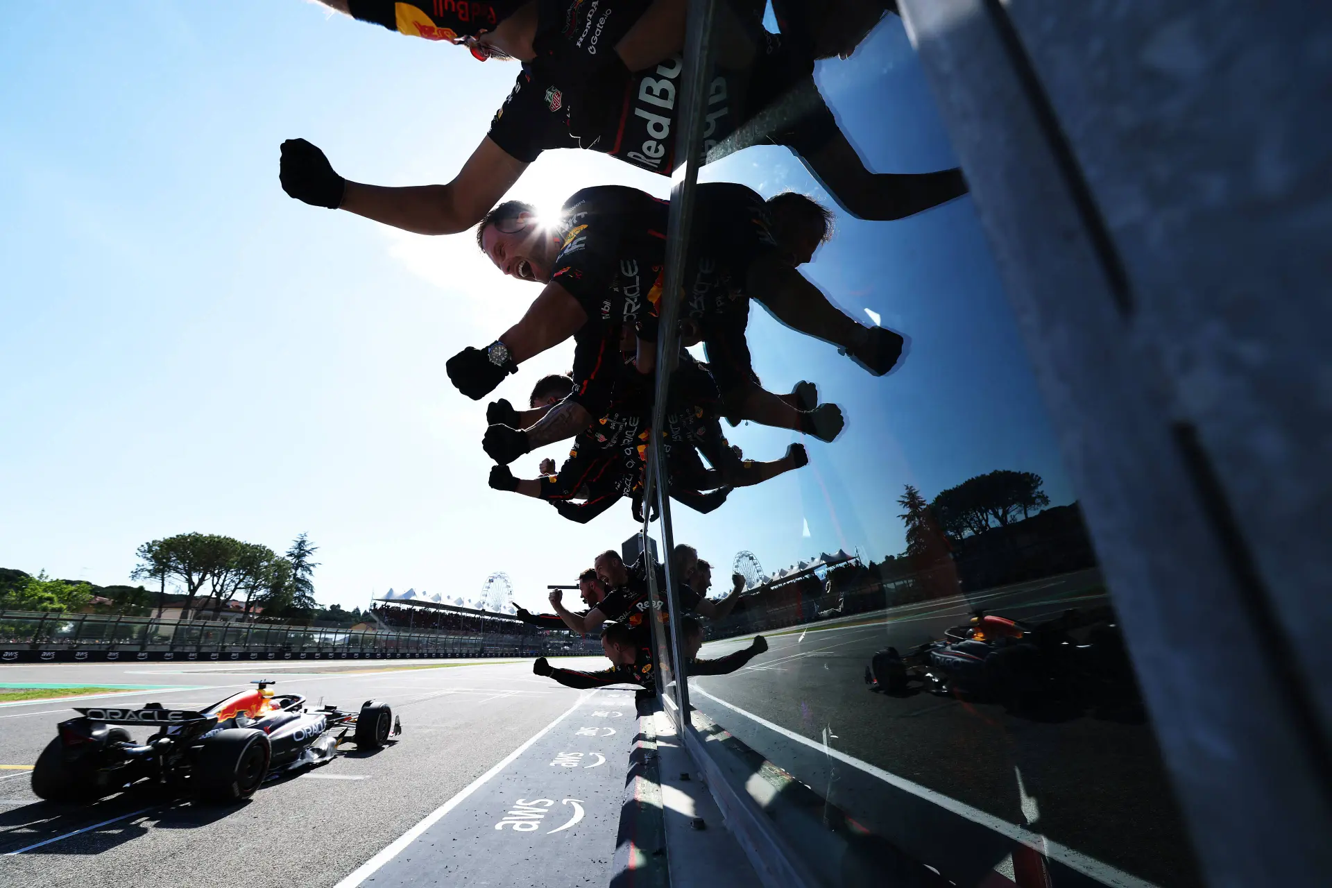 Verstappen laat commentator stotteren: 'Zelfs in slow motion kan ik dit niet geloven'