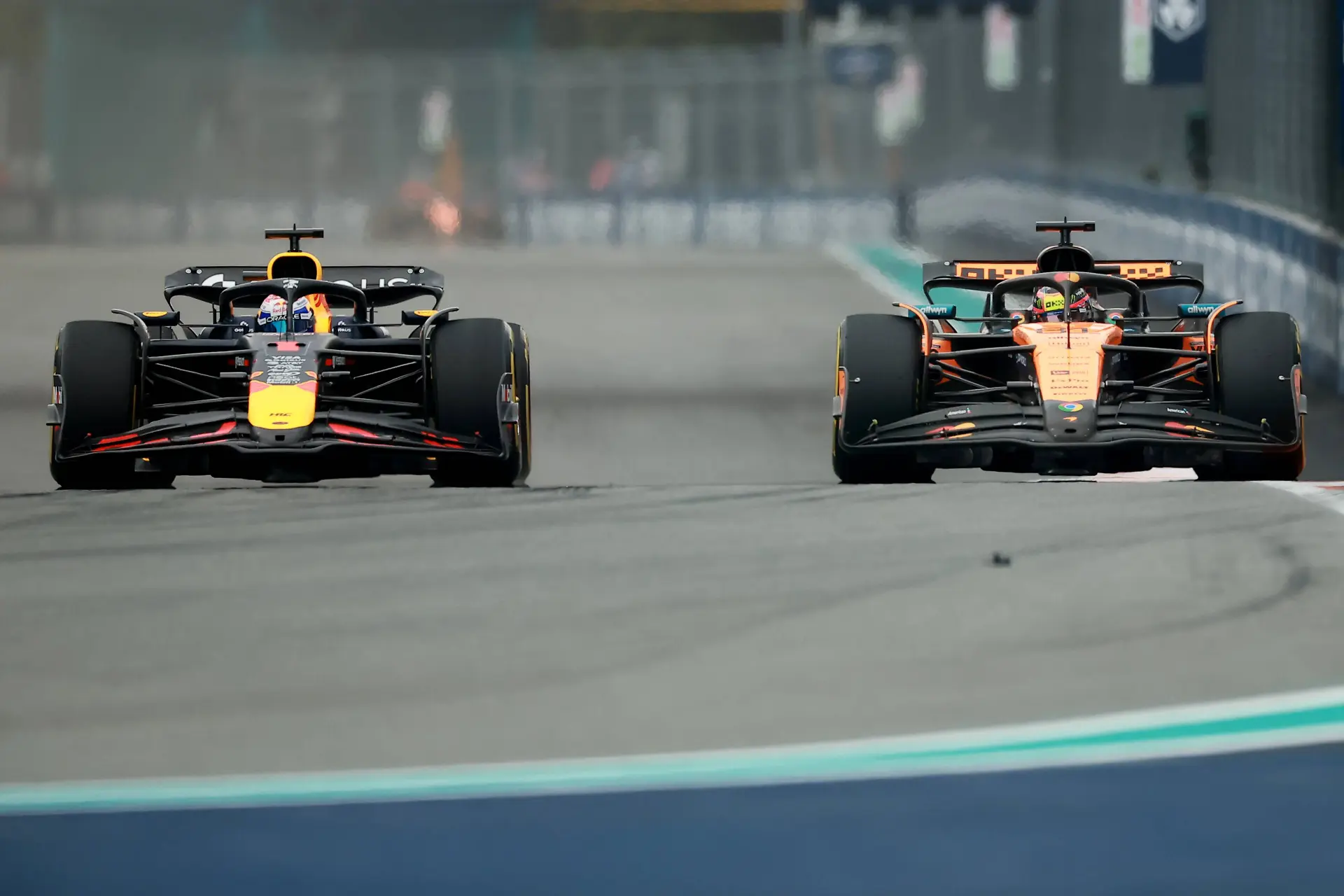 Internationale media staan stil bij pittige duels met McLarens: 'Verstappen verdedigt tot uiterste'
