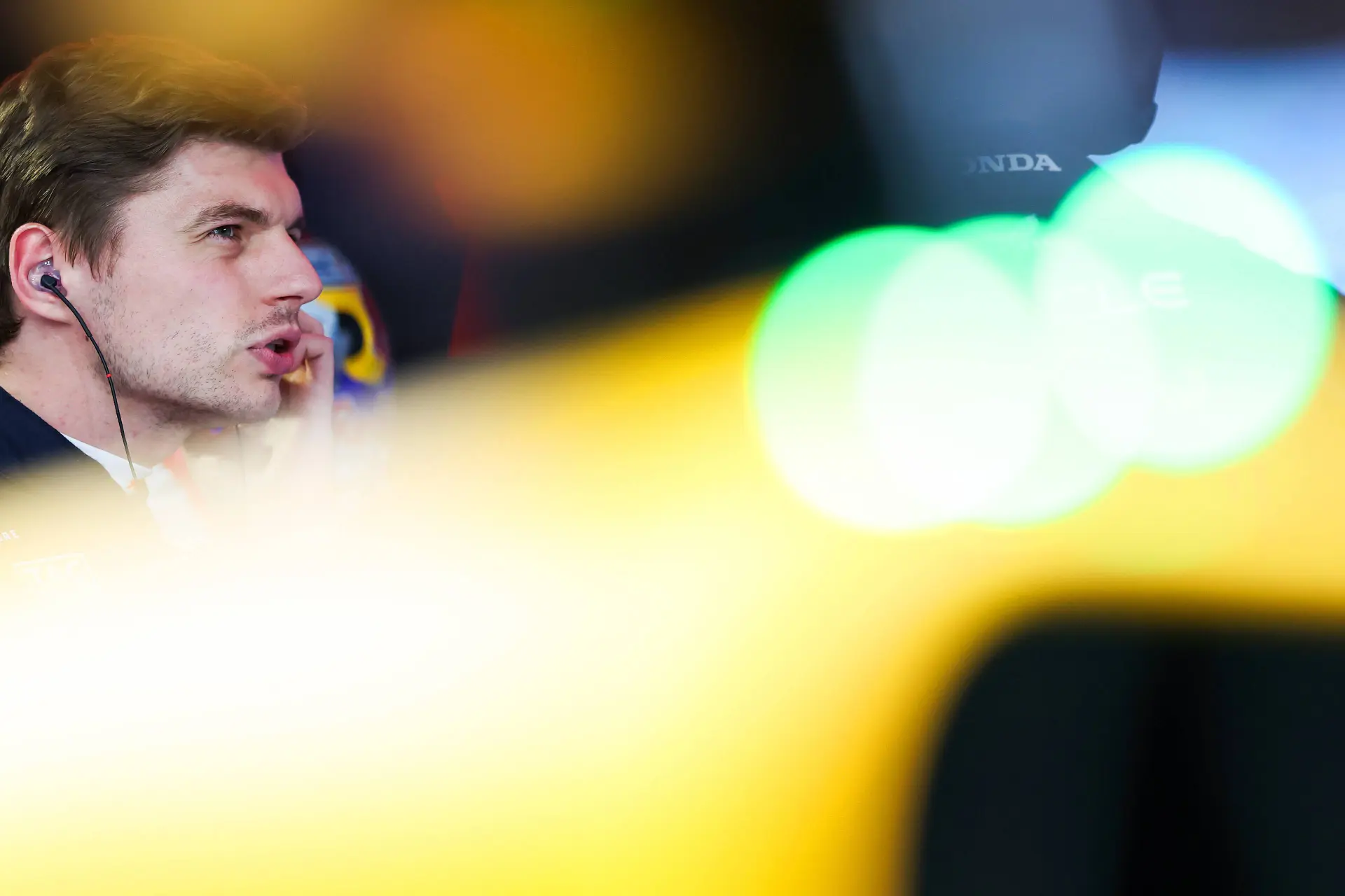 Verstappen denkt dat er meer aan de hand is bij McLaren en Mercedes: 'Dit is wel heel veel'