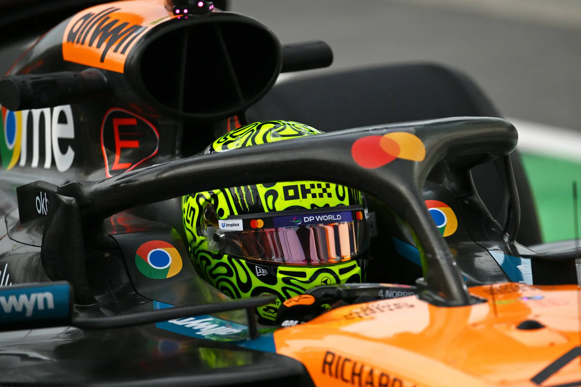 Norris wint na hard duel met Piastri, Verstappen valt in openingsronde uit