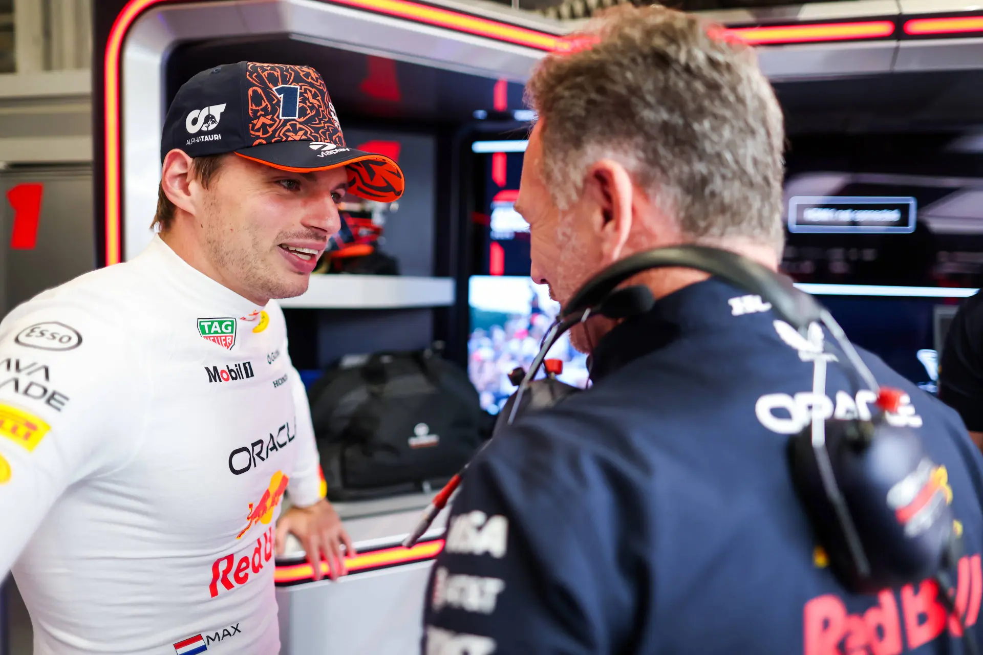 Verstappen vertelt in bomvolle perszaal van Red Bull over Horner: 'Aandeelhouders belden me'