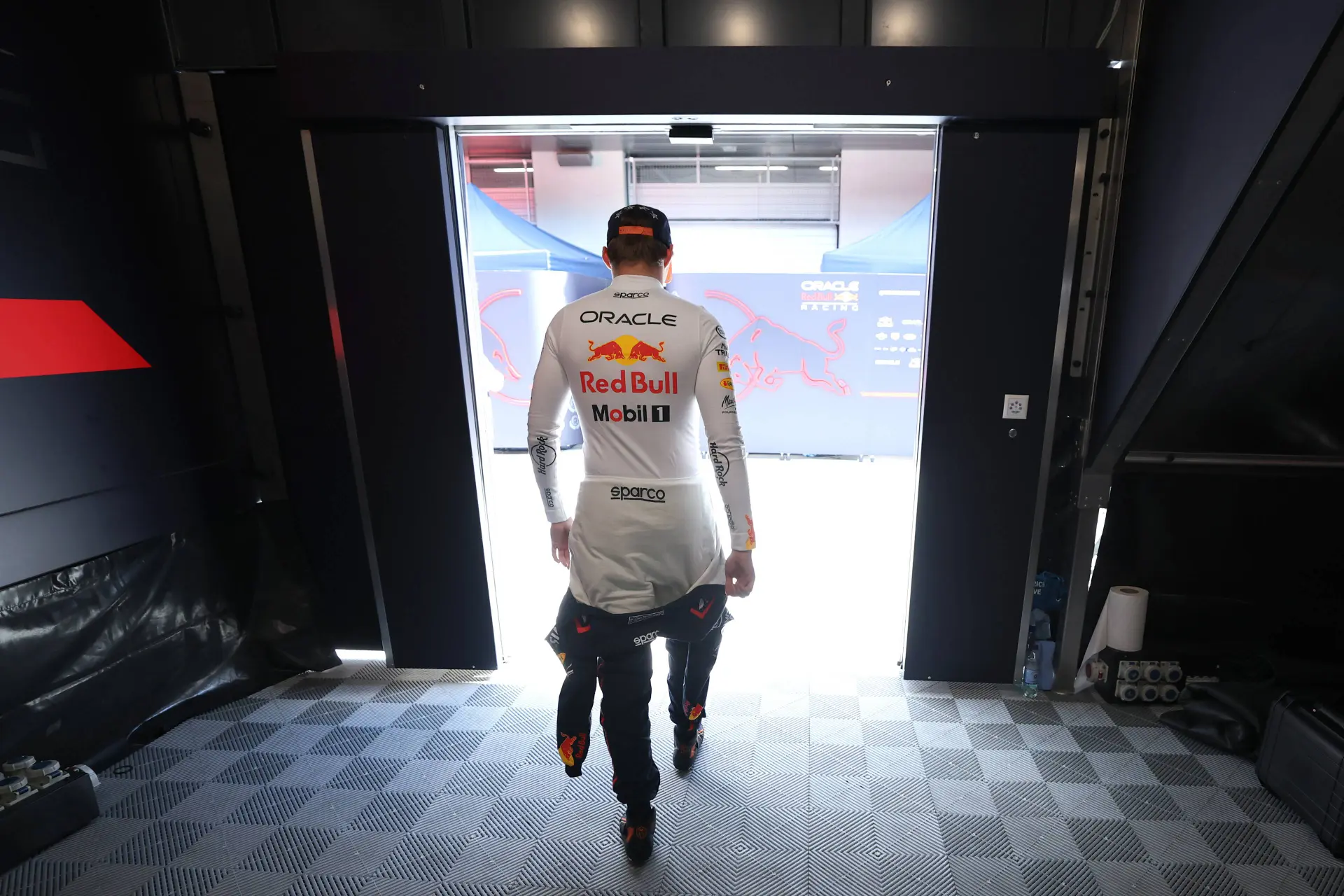 Verstappens geduld raakt op: 'Tiktak, tiktak'